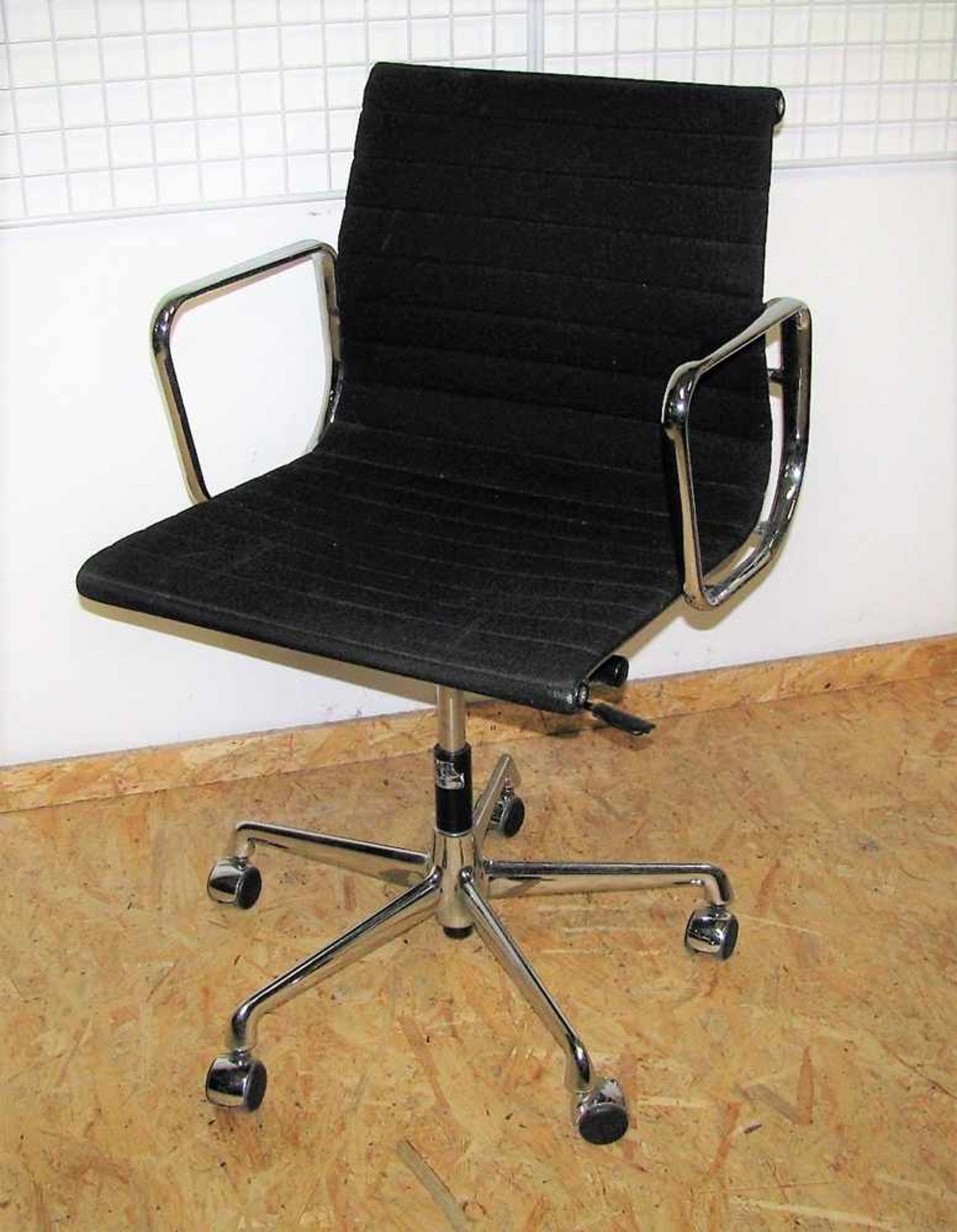 Aluminium Chair (Bürodrehstuhl) EA17, Entwurf Charles & Ray Eames, 1958, Vitra, Chrom mit
