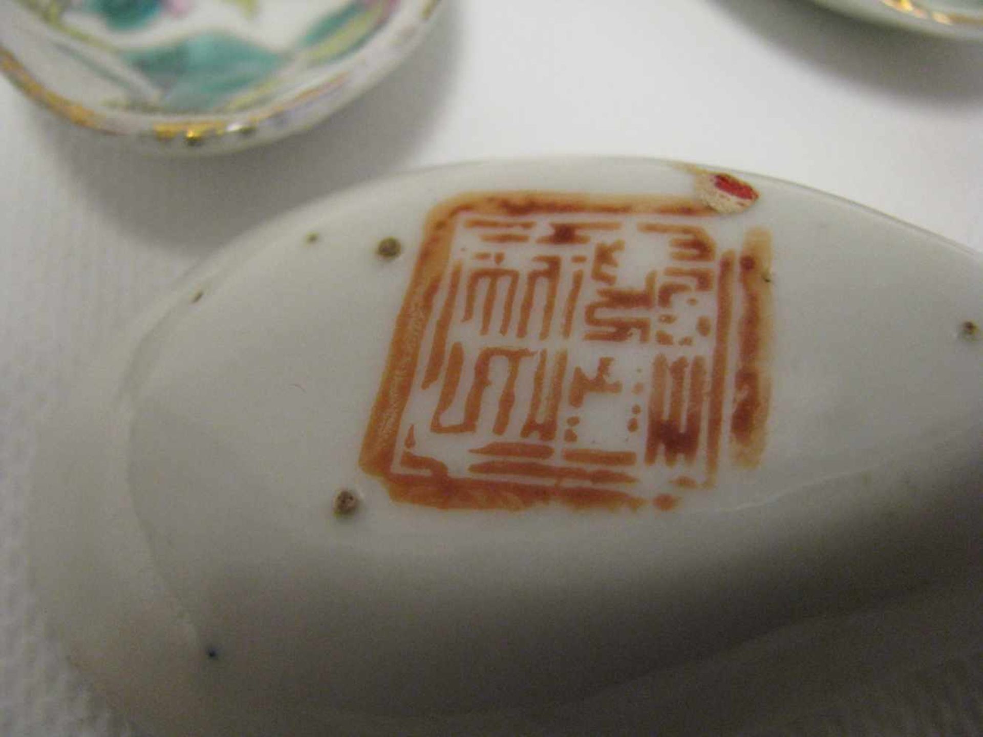 Konvolut von 10 chinesischen Löffeln, Weißporzellan mit polychromer Bemalung, 1 Chip, l 14 cm, d 4,5 - Image 2 of 2