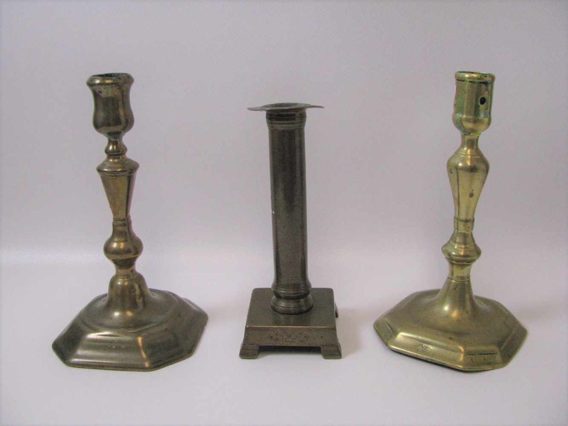 3 Kerzenleuchter, 18./19. Jahrhundert, Messing, je einflammig, h 17/19,5/20 cm.- - -19.00 % buyer'