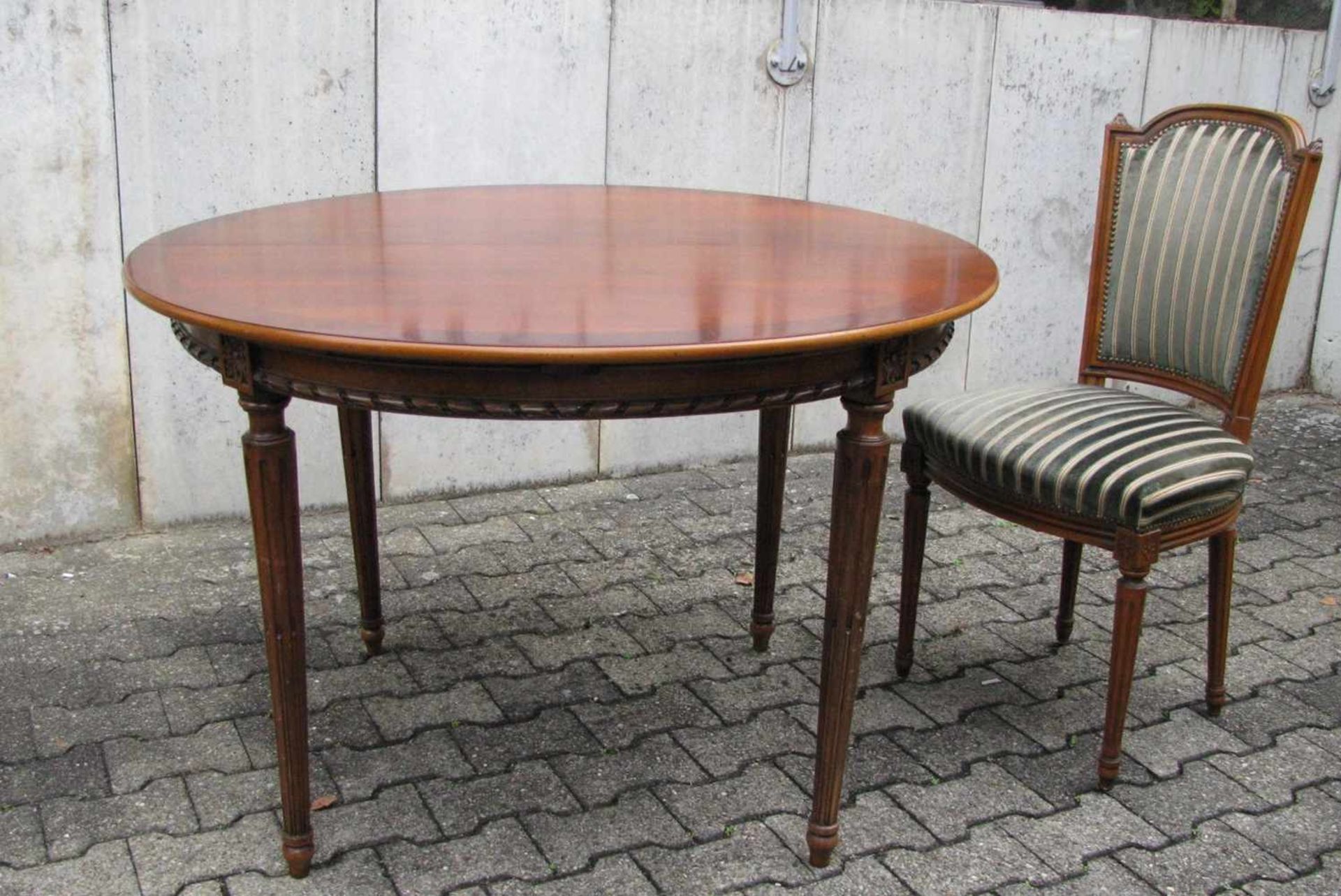Esstisch mit 6 Stühlen, Louis-XVI.-Stil, Buchenholz beschnitzt, Stühle mit Veloursbezug, Tisch - Image 3 of 3