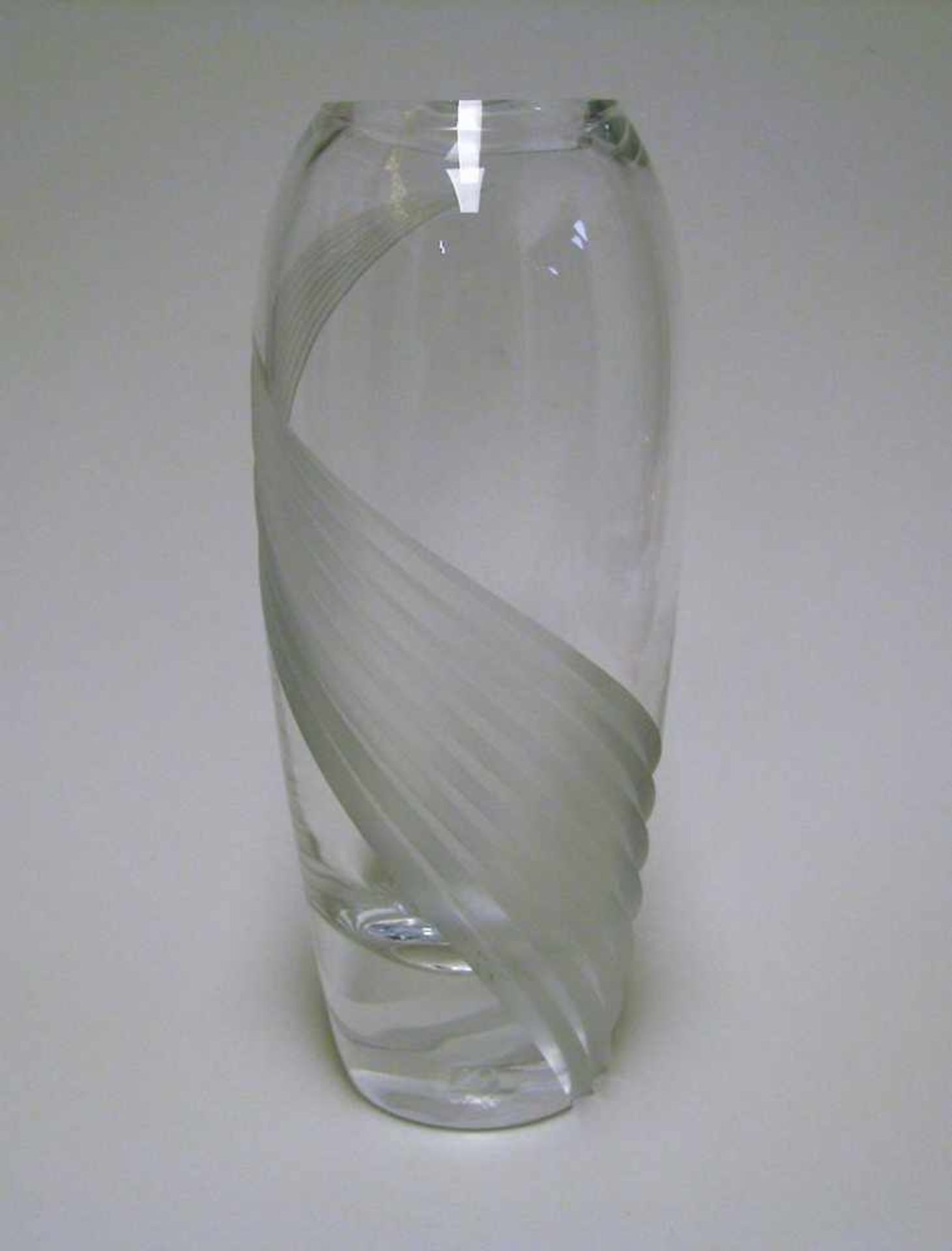 Designer-Vase, USA, Lenox, farbloses Kristallglas beschliffen, h 22 cm, d 9 cm.- - -19.00 % buyer'