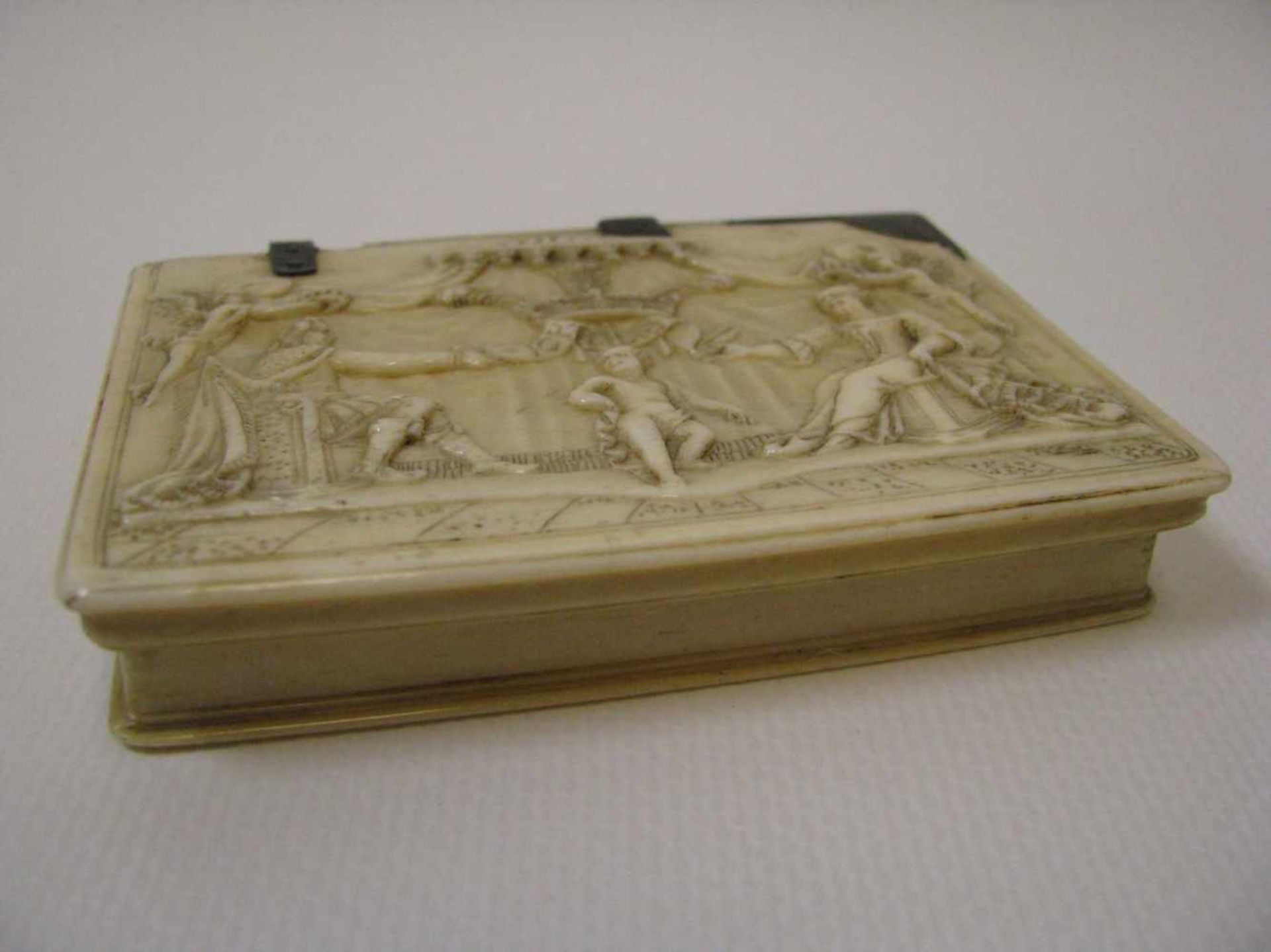 Seltene Schnupftabakdose, England, Wales, um 1700, Elfenbein fein beschnitzt mit Darstellung einer - Image 2 of 7
