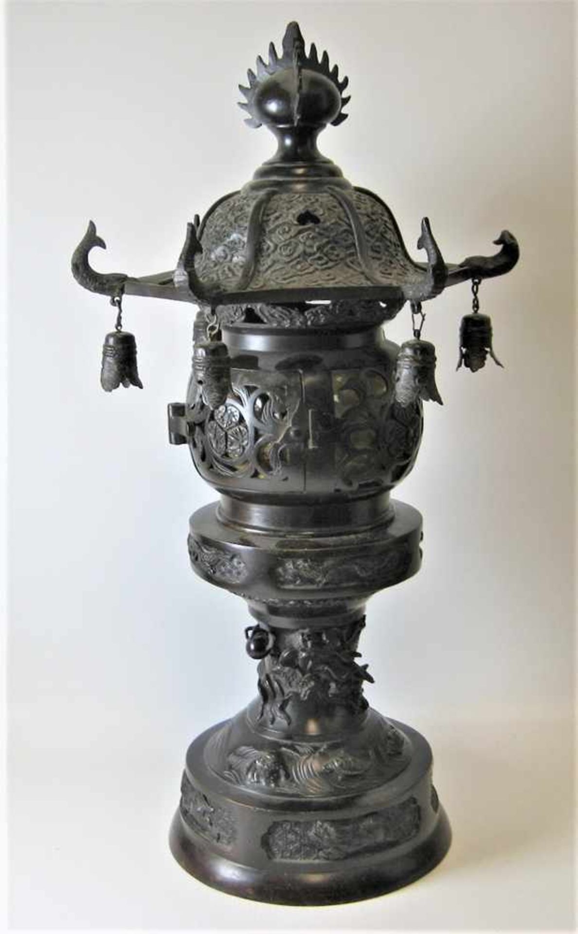Lampe, China, um 1900, Bronze reich verziert, h 48 cm, d 24,5 cm.- - -19.00 % buyer's premium on the - Image 2 of 3