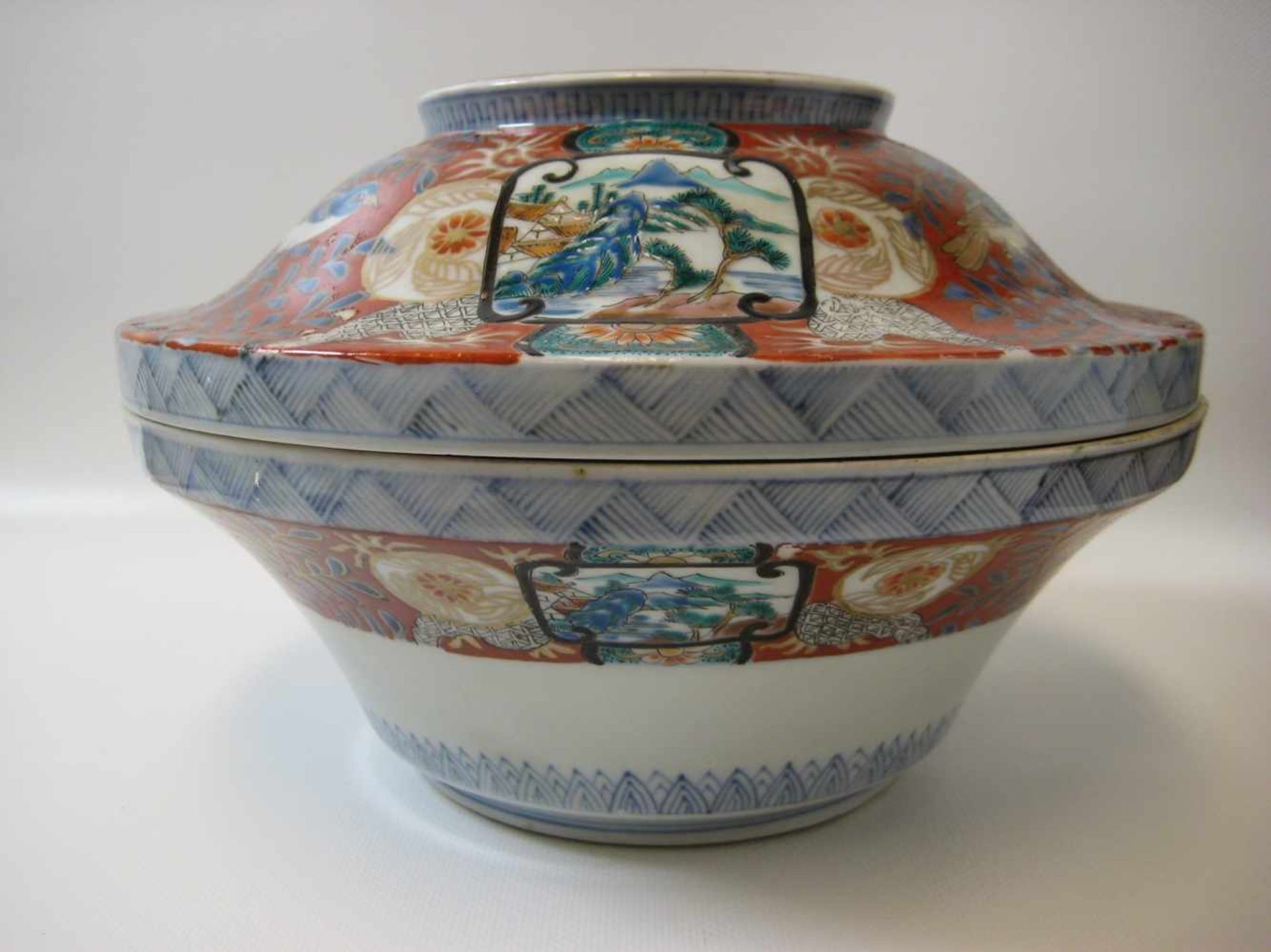 Deckeldose, Japan, Imari, 19. Jahrhundert, Porzellan mit polychromer Bemalung, h 18 cm, d 27 - Image 2 of 3