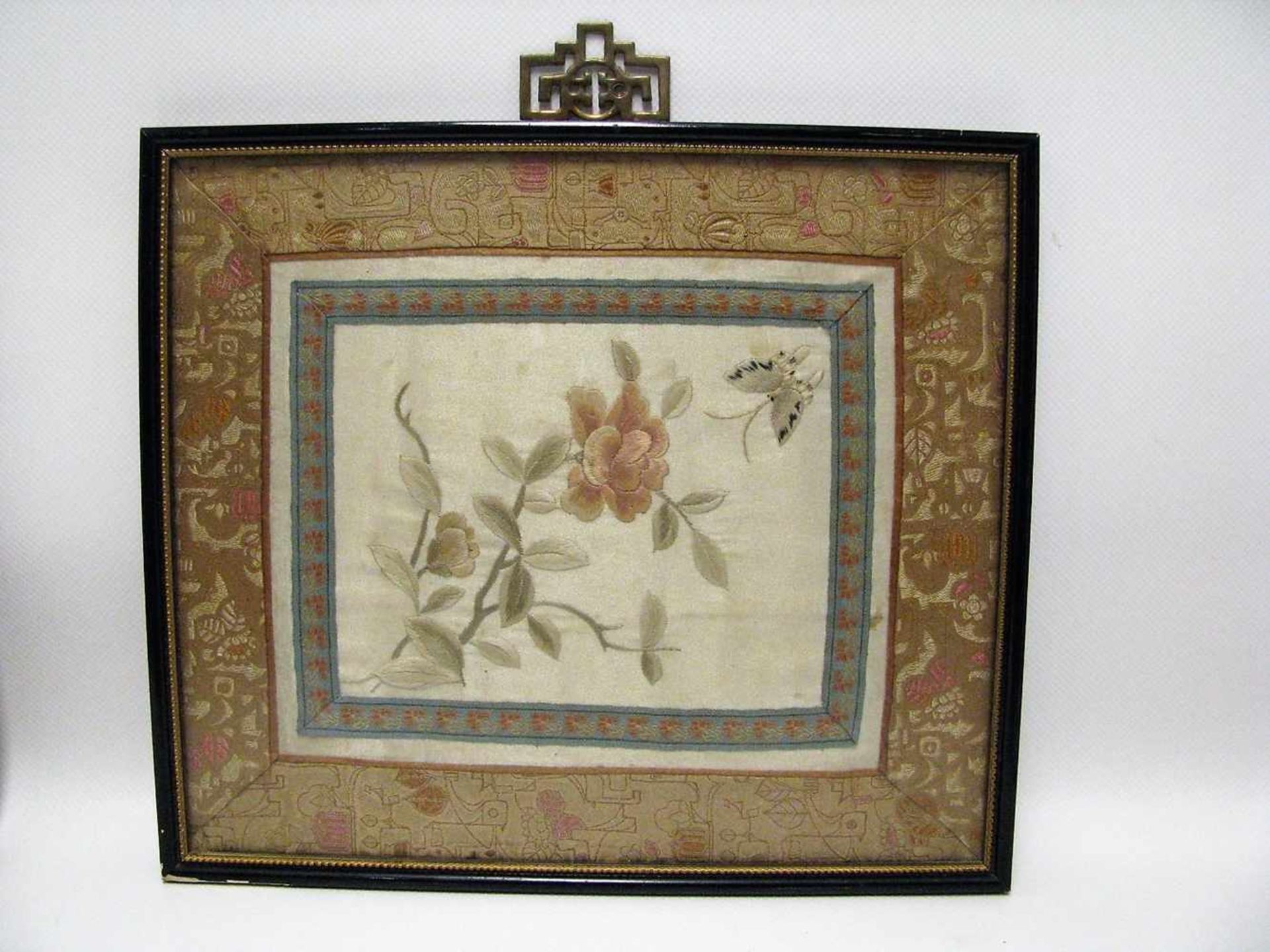 2 Seiden-Stickereien, China, Motive von Blüten und Schmetterlingen, 1. Hälfte 20. Jahrhundert, 15,