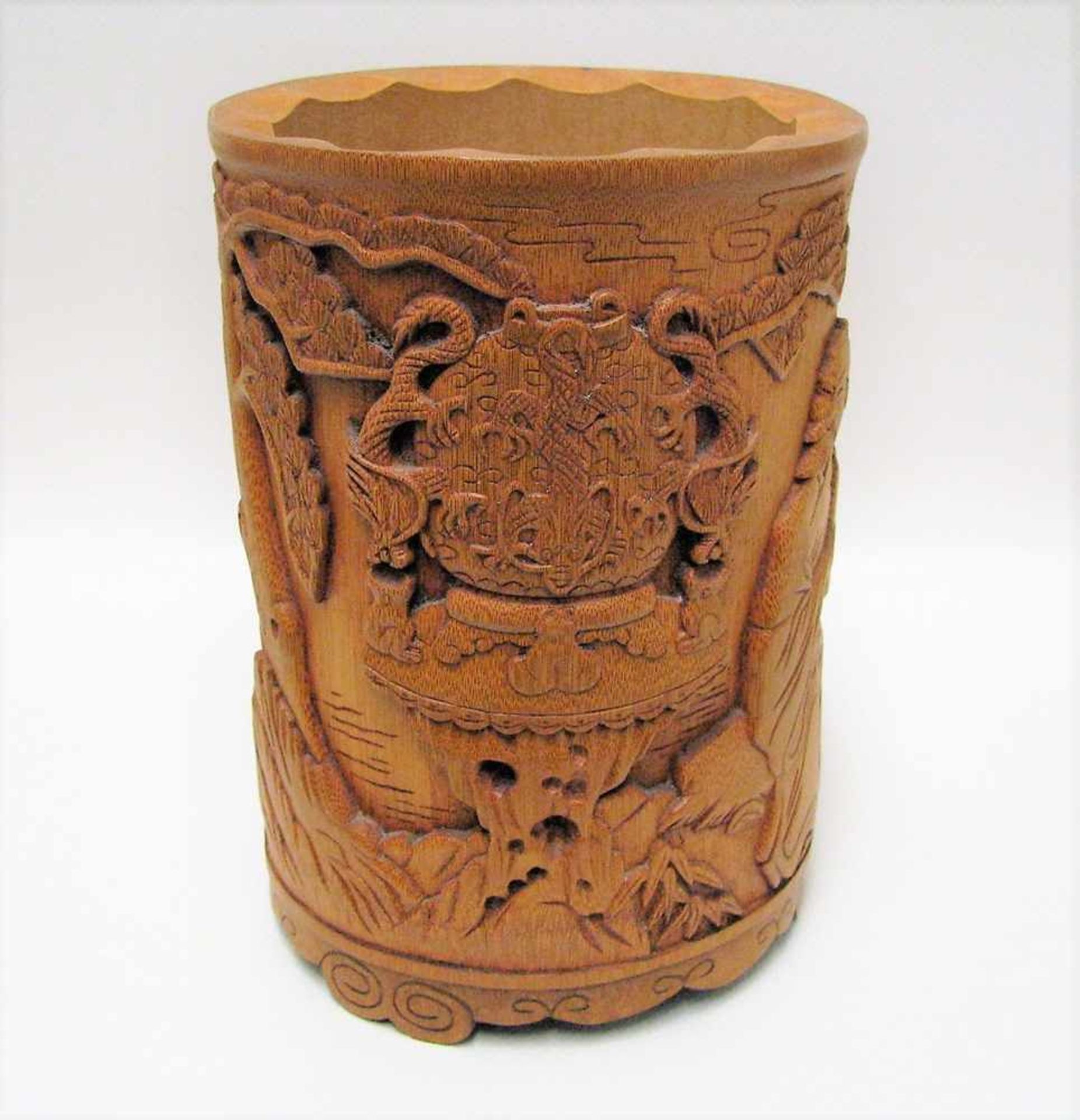 Pinselbehälter, China, Bambus fein beschnitzt, h 16,5 cm, d 12 cm.- - -19.00 % buyer's premium on