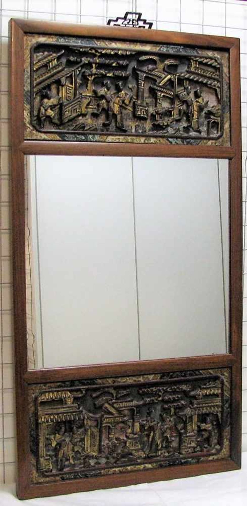 Spiegel, China, schweres Edelholz mit feinen Reliefschnitzereien, farbig gefasst und vergoldet, 93 x