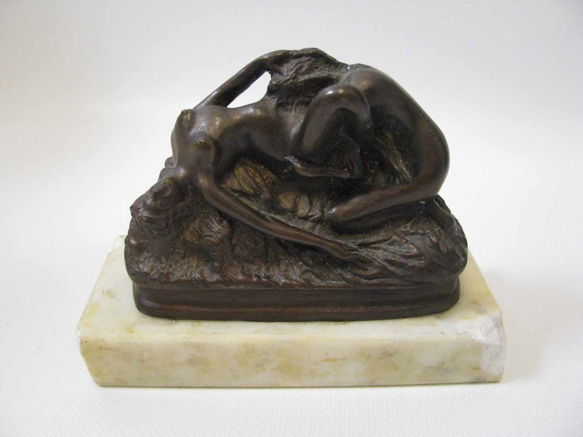 Erotische Bronze, Zwei Frauen, Bronze auf Marmorsockel (best.), 8 x 10,5 x 4,5 cm. - - -19.00 %