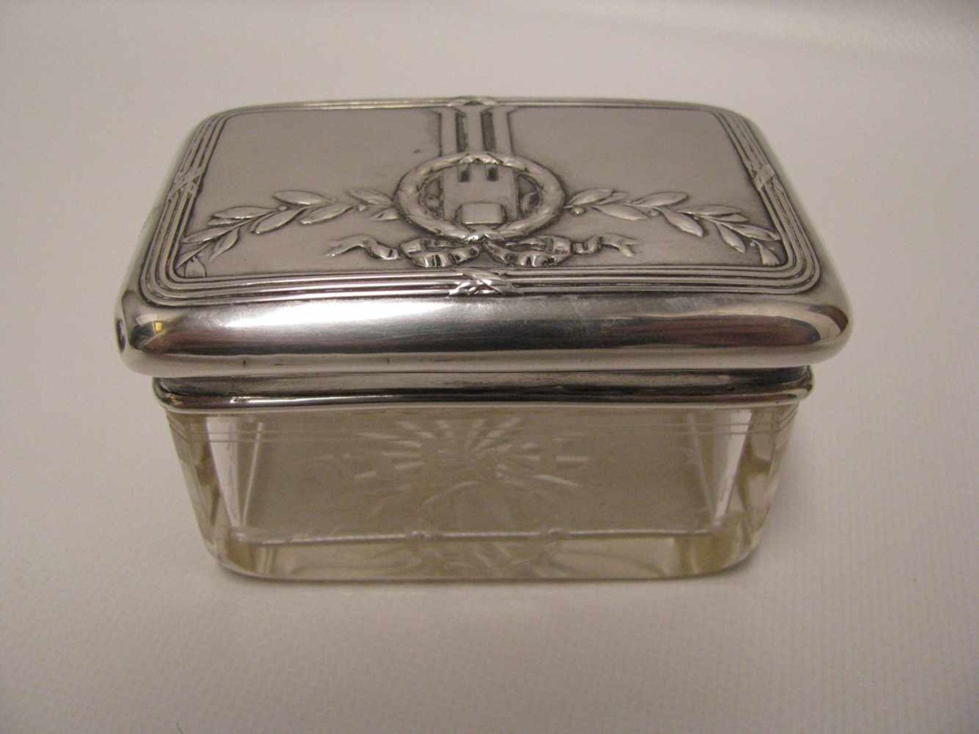 Deckeldose, Kristall beschliffen, Deckel 800er Silber mit Vergoldung, gepunzt, 5 x 9 x 6 cm. - - -