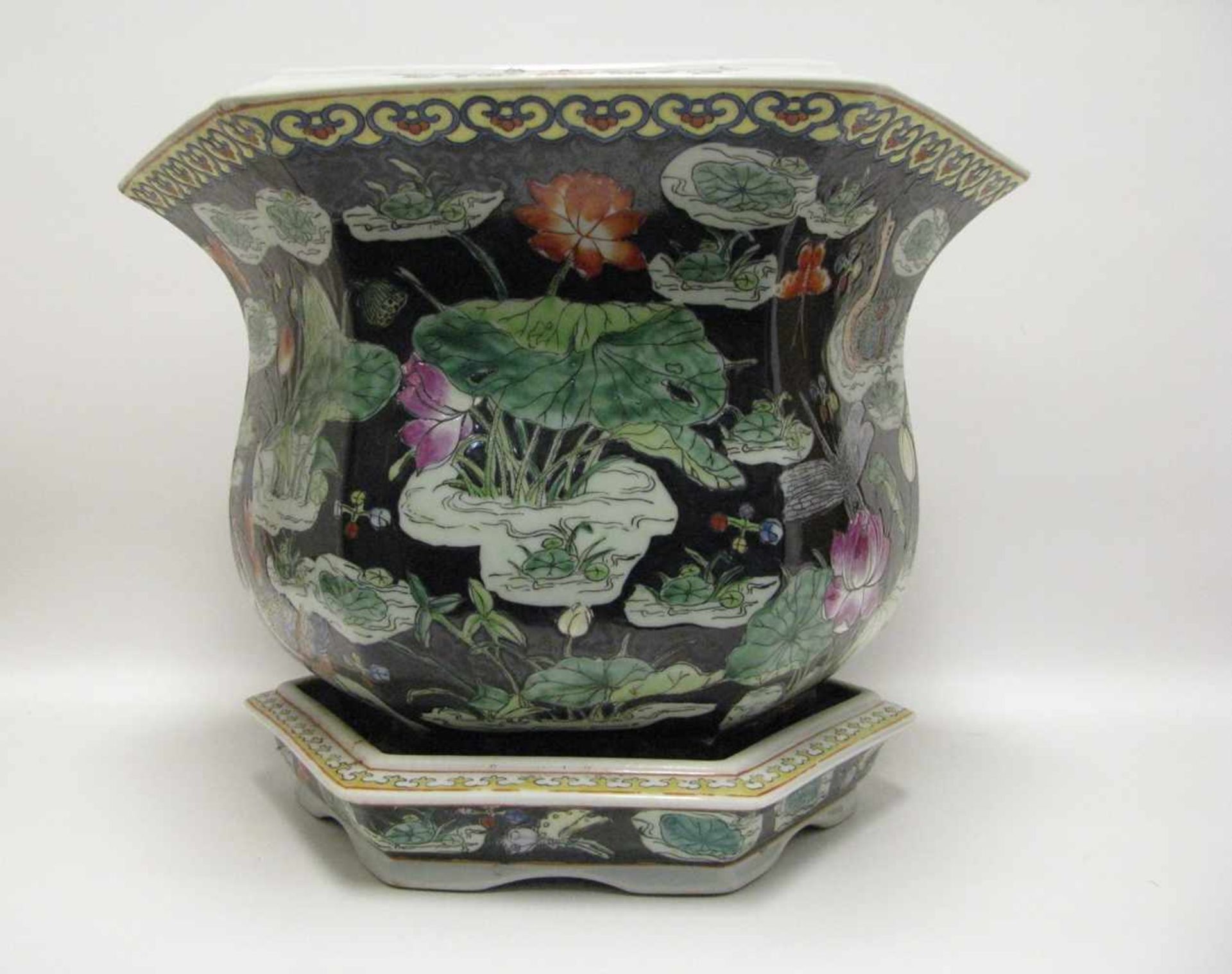 Übertopf mit Tropschale, China, 1. Hälfte 20. Jahrhundert, Porzellan mit polychromer Bemalung, h - Bild 2 aus 2