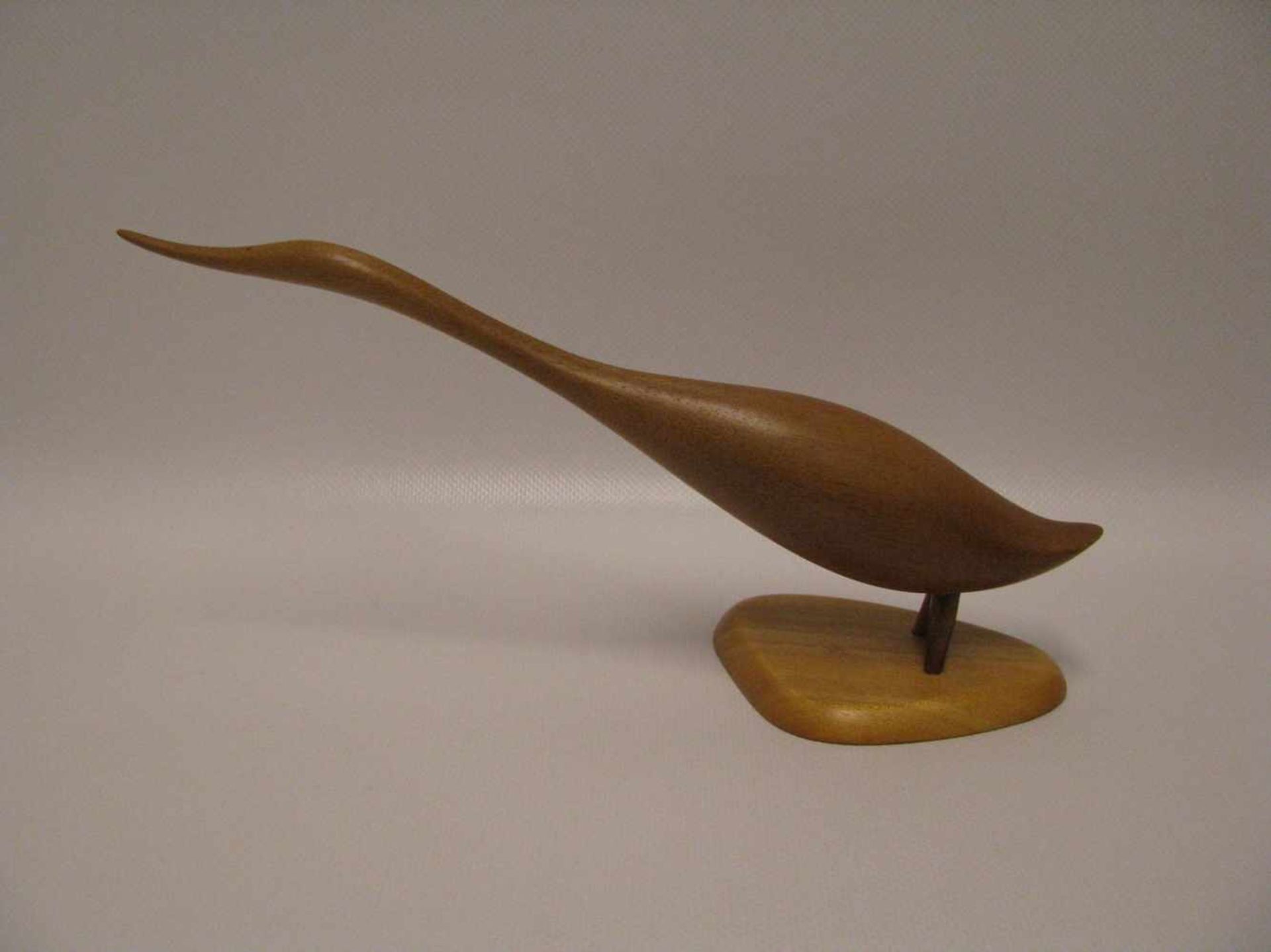 Designer-Ente, Skandinavien, 1950/60er Jahre, Holz geschnitzt, 11,5 x 26 x 8 cm.- - -19.00 % buyer's