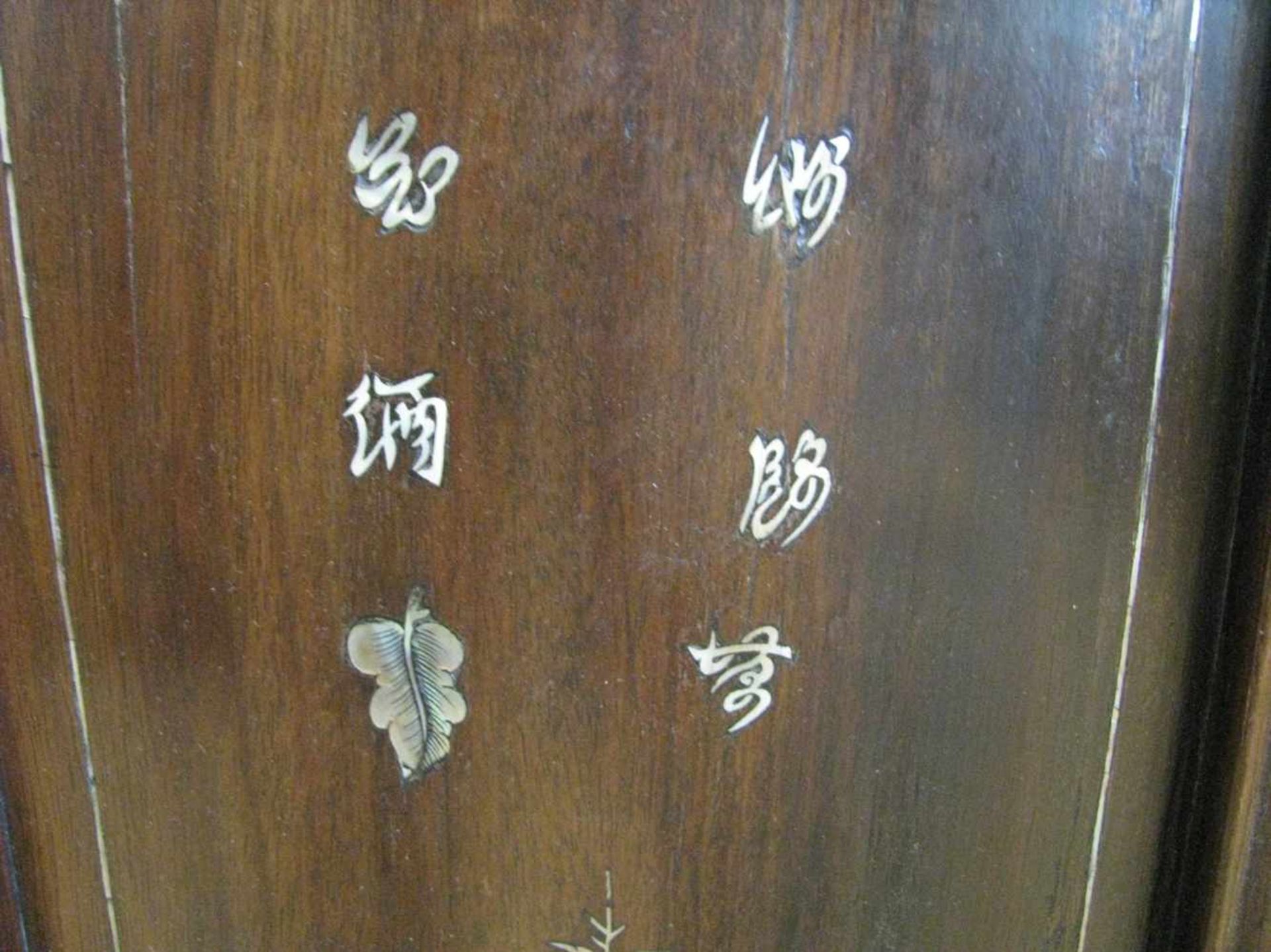 4 antike Wandpanele, China, schweres Edelholz beschnitzt, feine Intarsien von Blüten und Vögeln - Image 4 of 4
