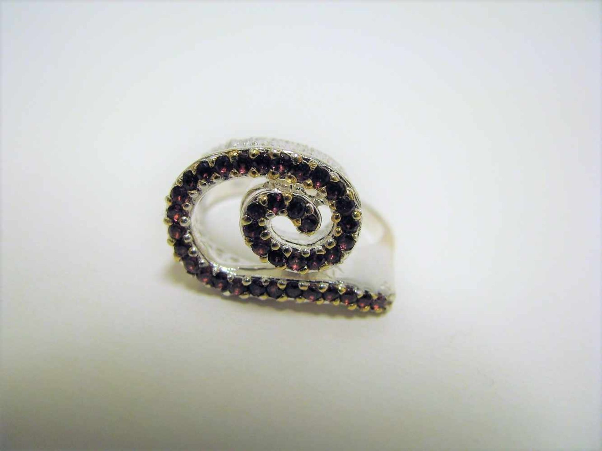 Designer-Ring mit reichem Rhodolit-Besatz, 925er Sterlingsilber, gepunzt, 14-karätige