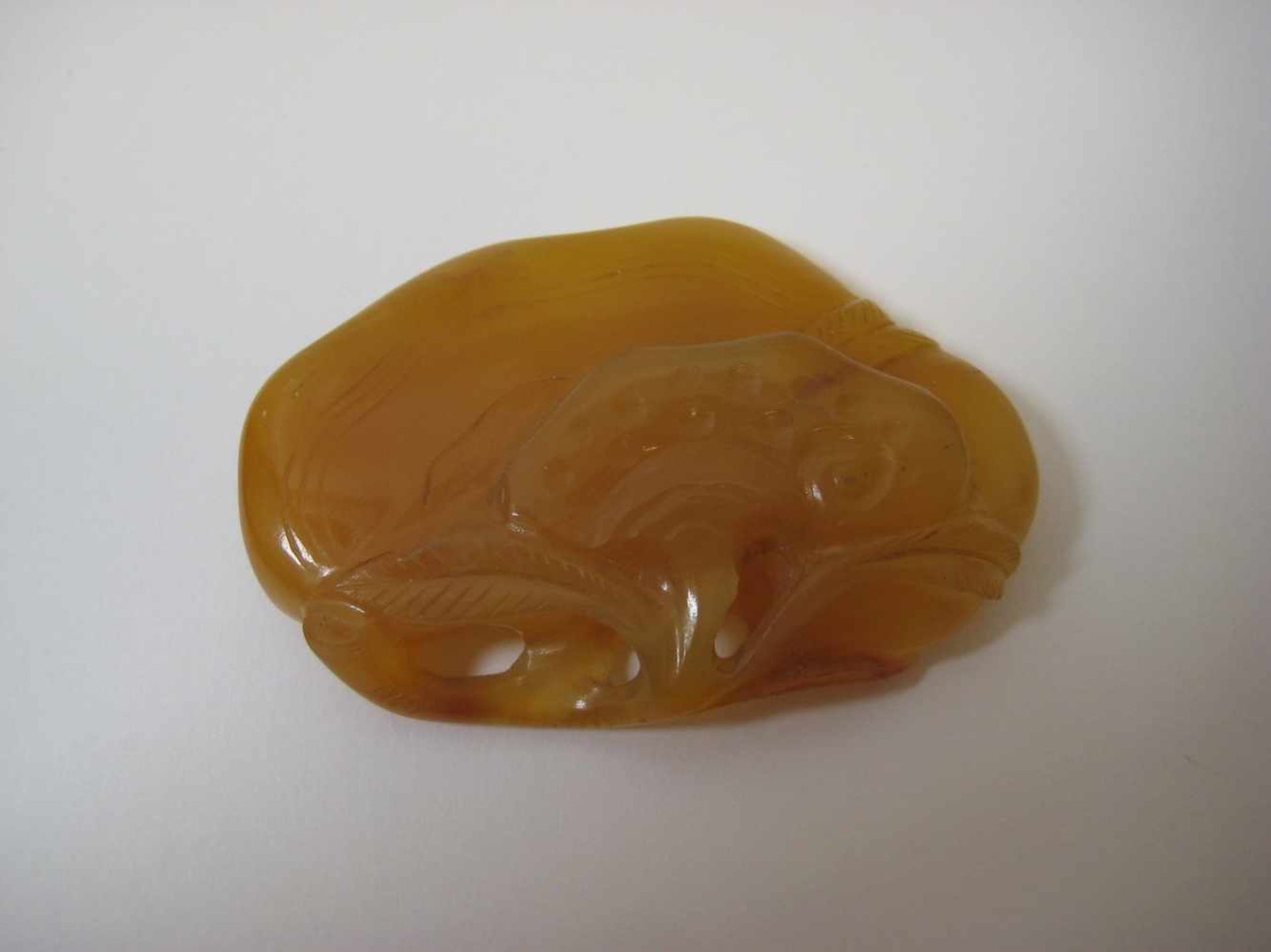 Jade-Schnitzerei, China, bernsteinfarbene Jade fein beschnitzt, 4,5 x 6 cm.- - -19.00 % buyer's