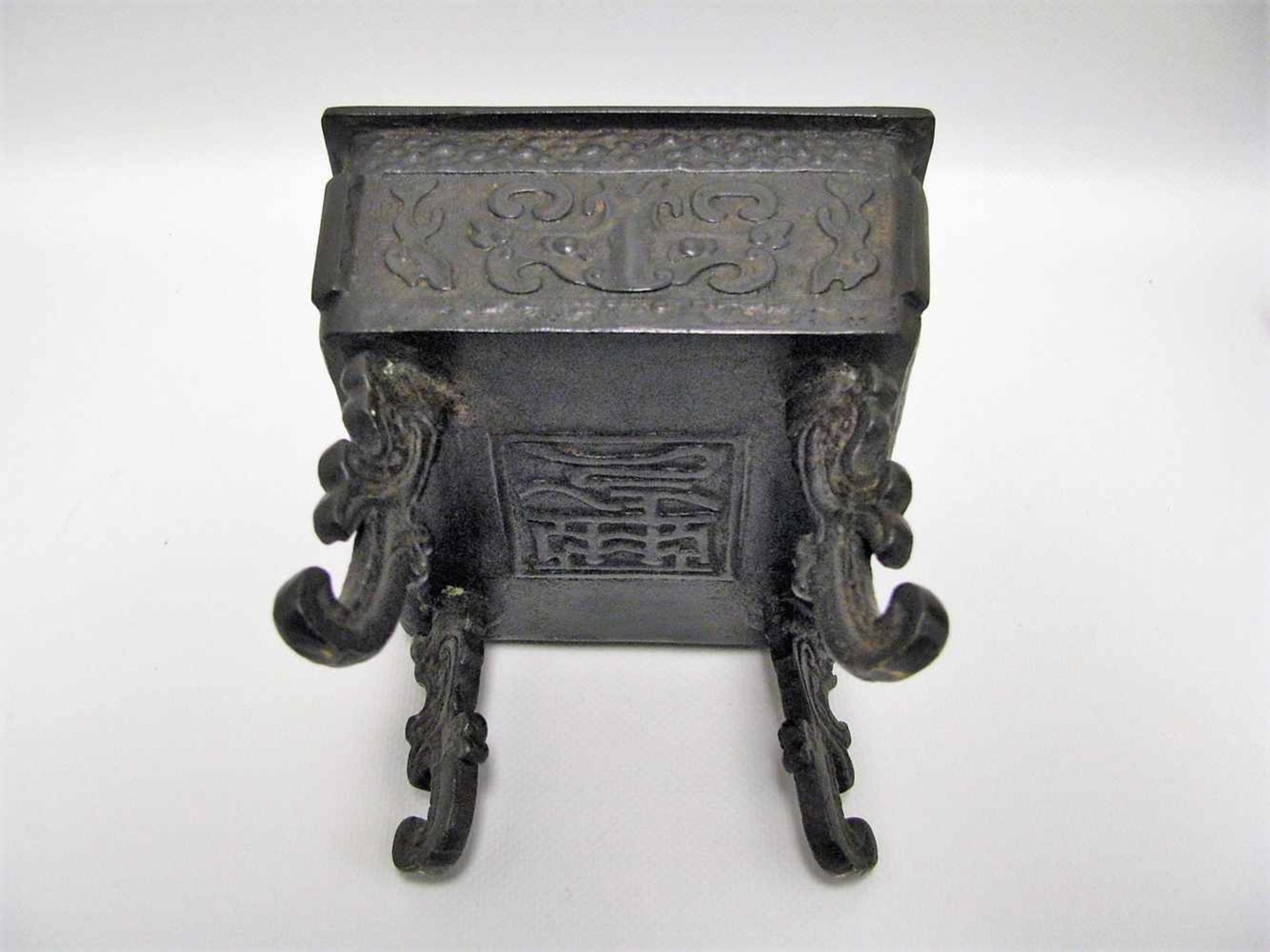 Gefäß, China, Bronze reich verziert, Bodensign., Edelholzsockel und -deckel, 22 x 14 x 14 cm.- - - - Image 3 of 5