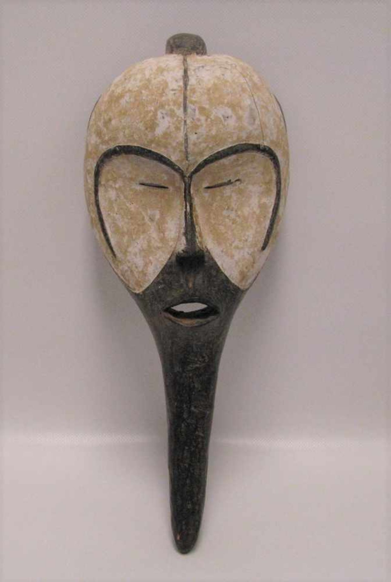Maske, Afrika, Liberia, Dan, Holz beschnitzt, Weiß gekalkt, 37 x 15 x 12 cm.- - -19.00 % buyer's