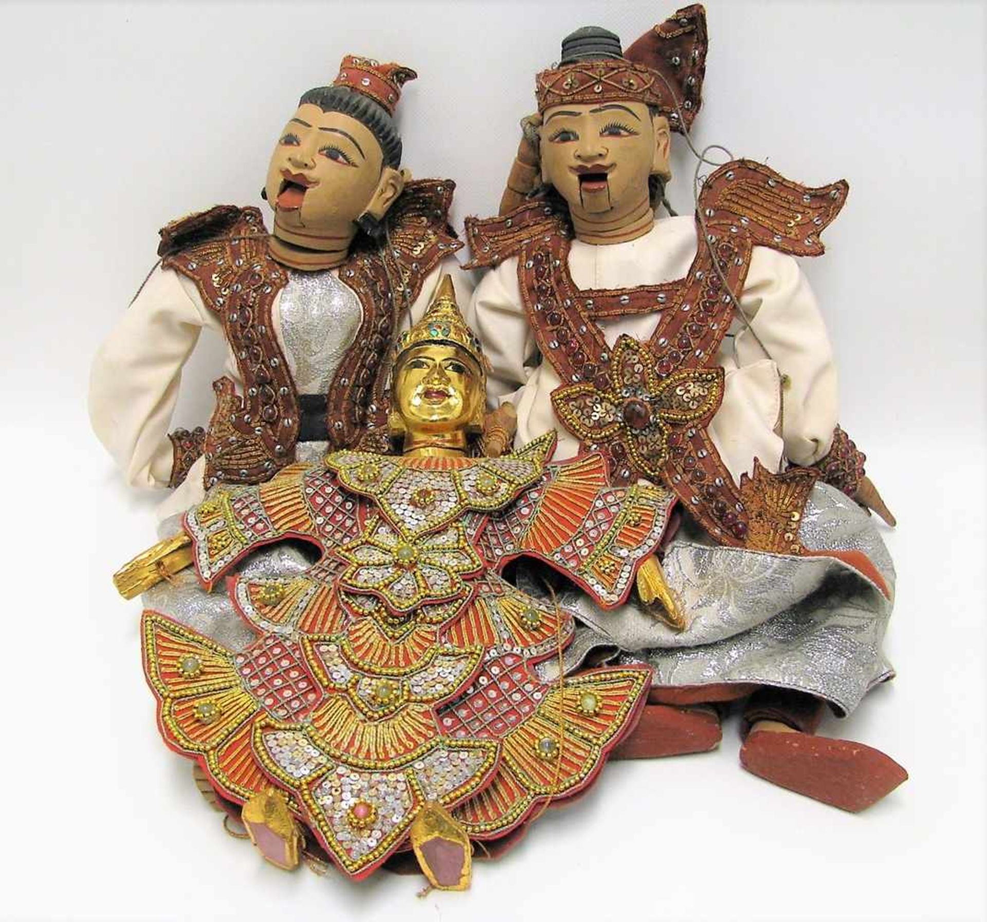 3 Marionettenfiguren, Indonesien, Holz beschnitzt, ca. l 55 cm.- - -19.00 % buyer's premium on the