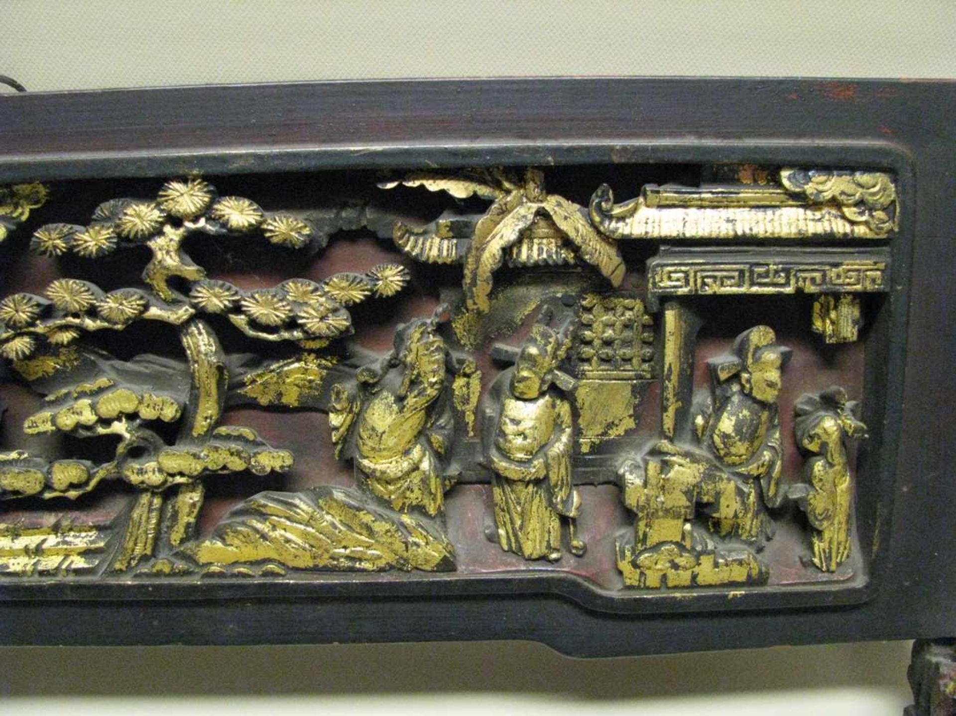 Schnitzerei, China, 19. Jahrhundert, "Höfische Szenen", Holz beschnitzt und vergoldet, 120 x 21 cm.- - Image 4 of 4