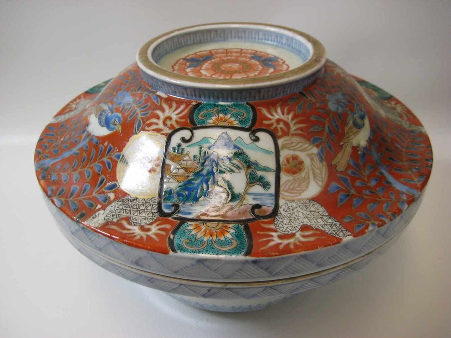 Deckeldose, Japan, Imari, 19. Jahrhundert, Porzellan mit polychromer Bemalung, h 18 cm, d 27