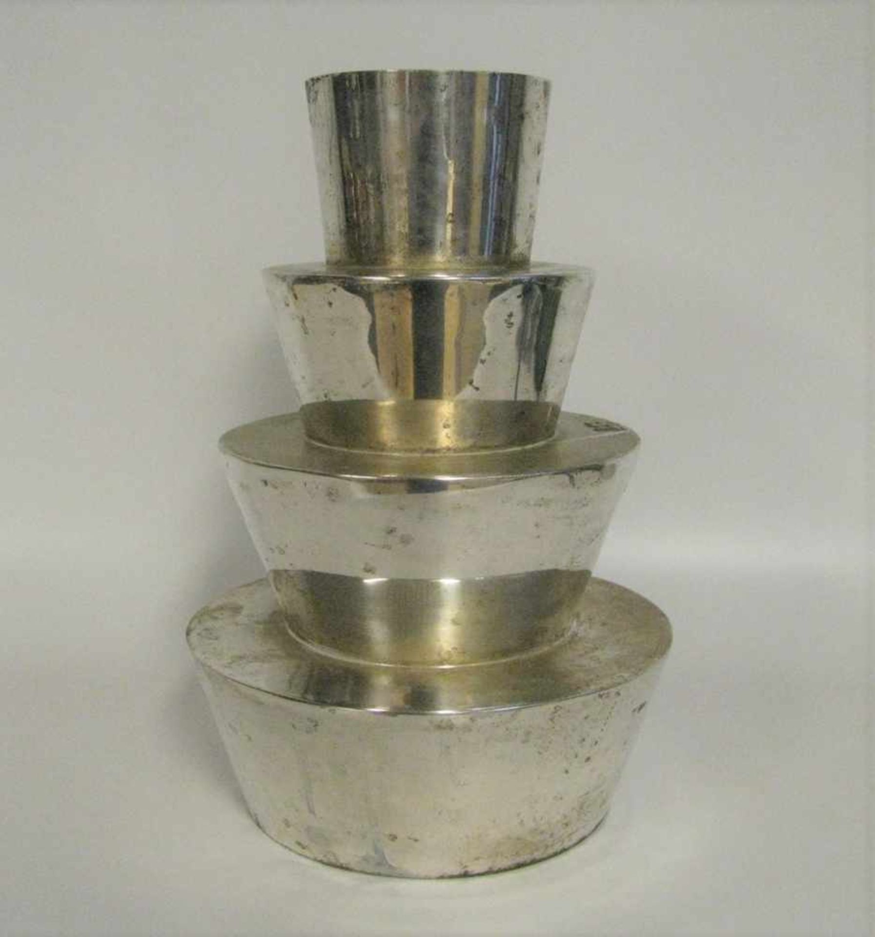Designer-Vase, Messing versilbert, h 31 cm, d 22 cm.- - -19.00 % buyer's premium on the hammer