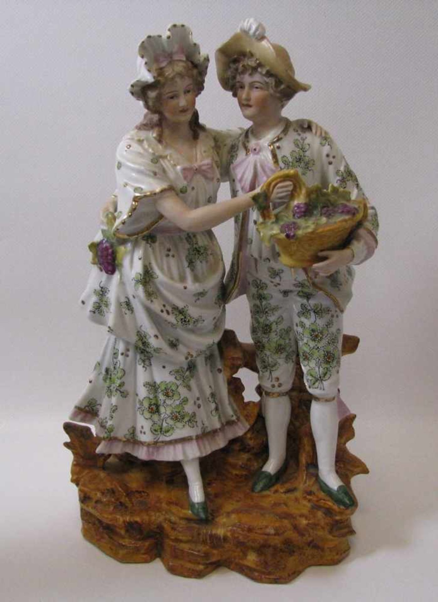 Porzellangruppe, Galantes Paar, um 1900, Biskuitporzellan mit polychromer Bemalung, 34 x 22 x 15 cm.