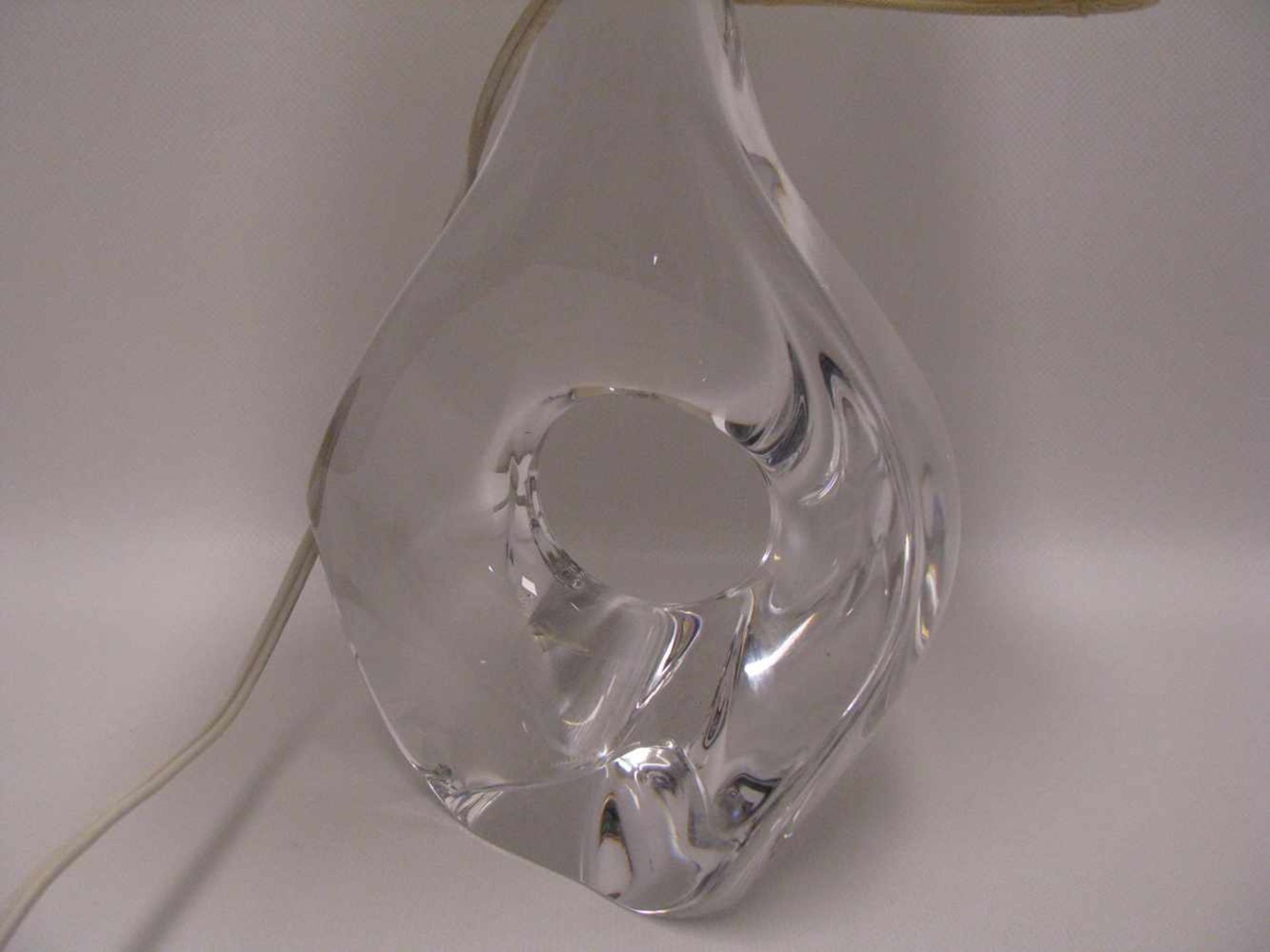 Tischlampe, 1960er Jahre, sign. "Daum France", farbloses Glas, h 21 cm, d 16,5 cm.- - -19.00 % - Bild 2 aus 2