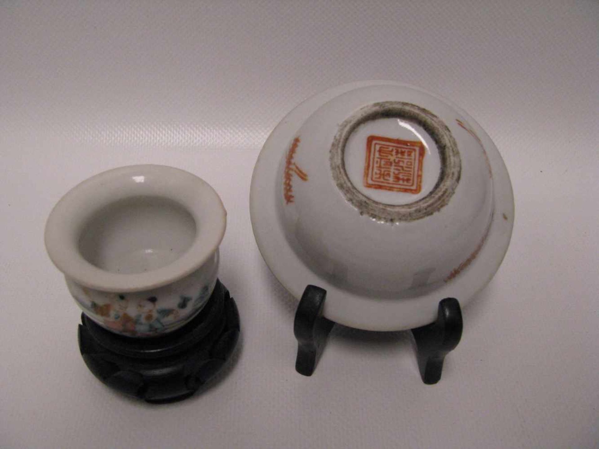 Wasserschale und Futternapf für Vögel, China, Porzellan mit polychromer Bemalung, Schale h 3,5 cm, - Image 2 of 2