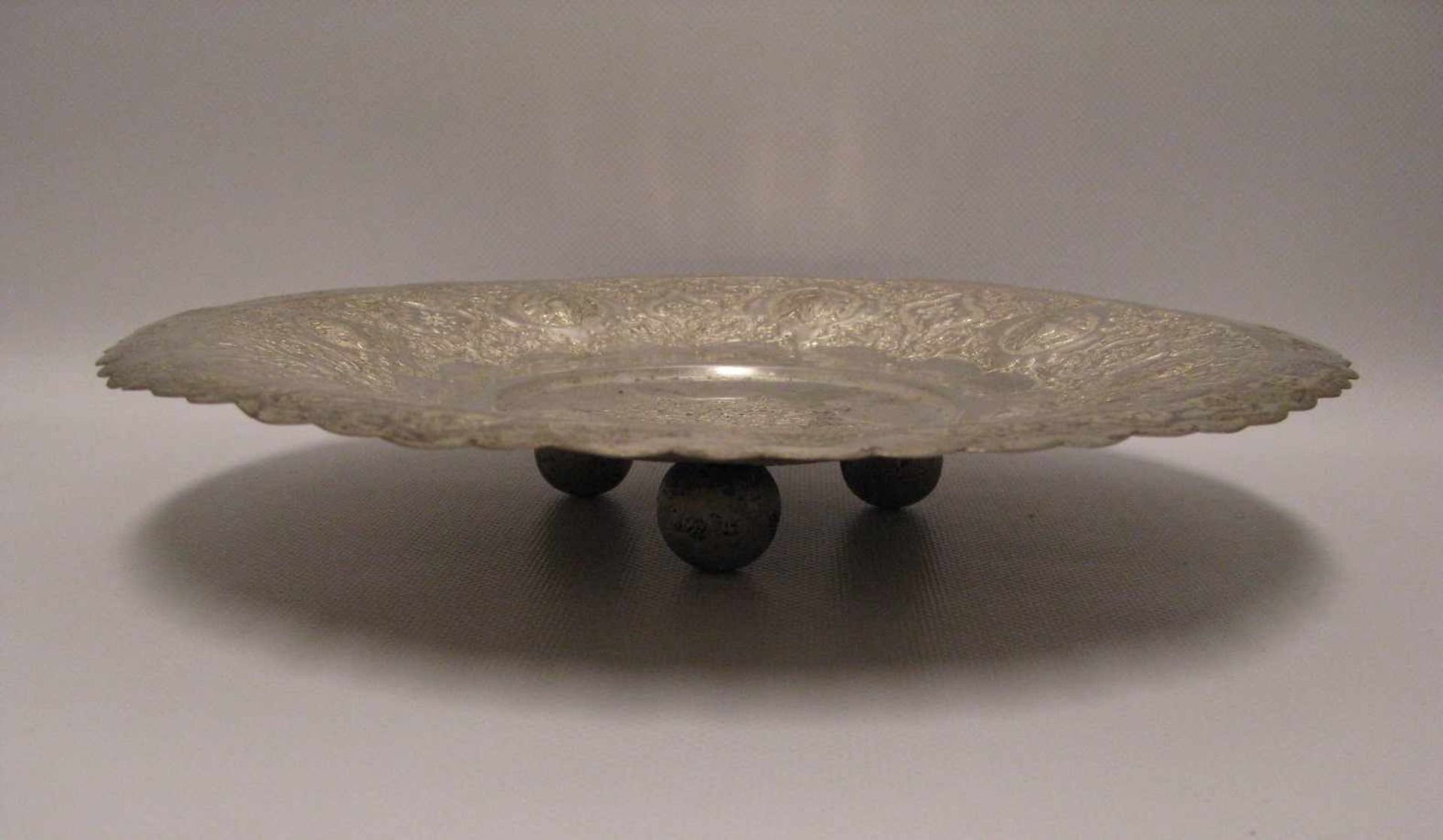 Obstschale auf Füßen mit 6 Dessertschalen, Persien, 800er Silber, 1283 g, reich ziseliert, große - Image 2 of 2