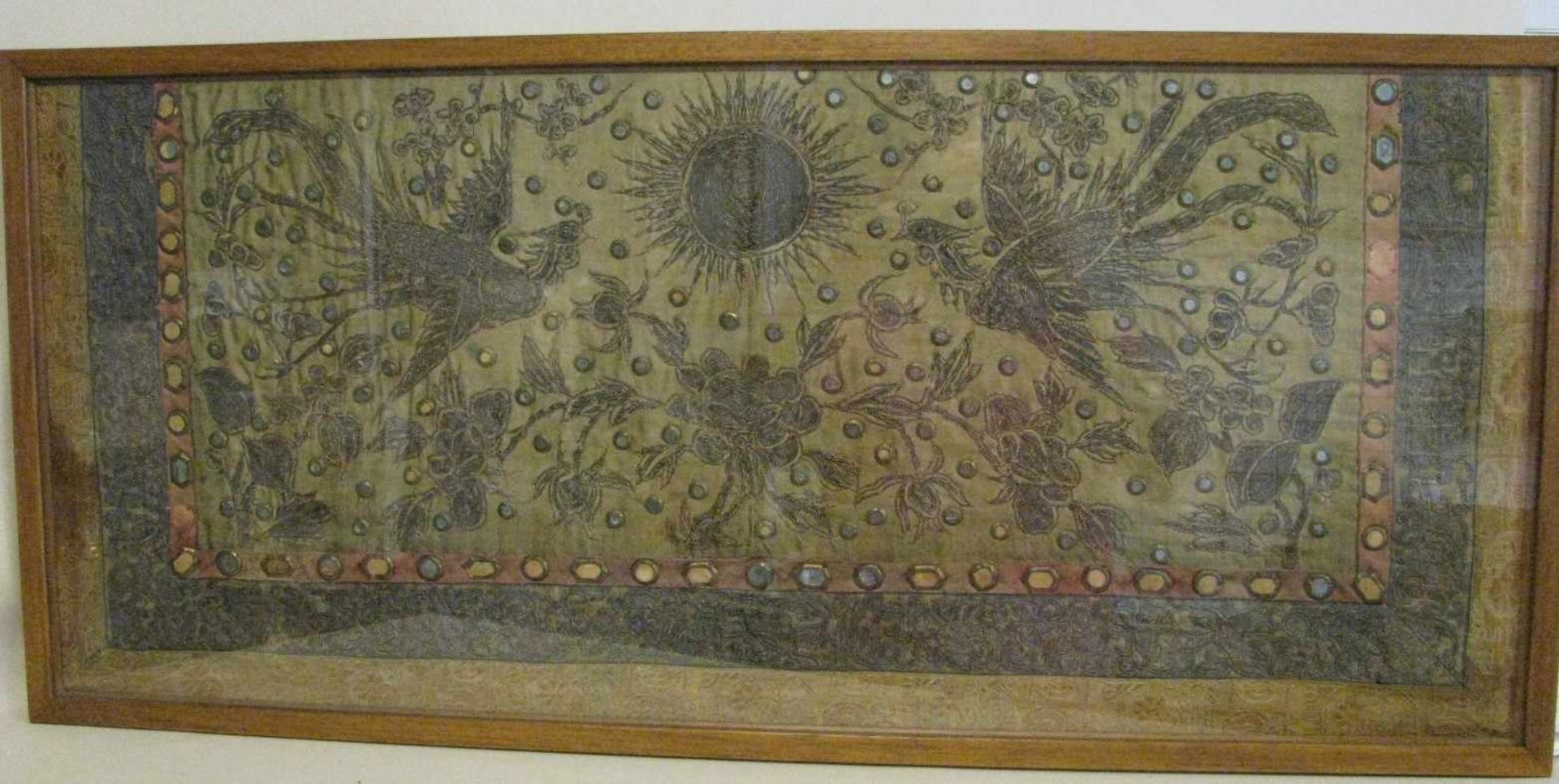 Antike Stickerei, China, 19. Jahrhundert, Fragment, 92 x 40 cm, verglaster Rahmen. - - -19.00 %