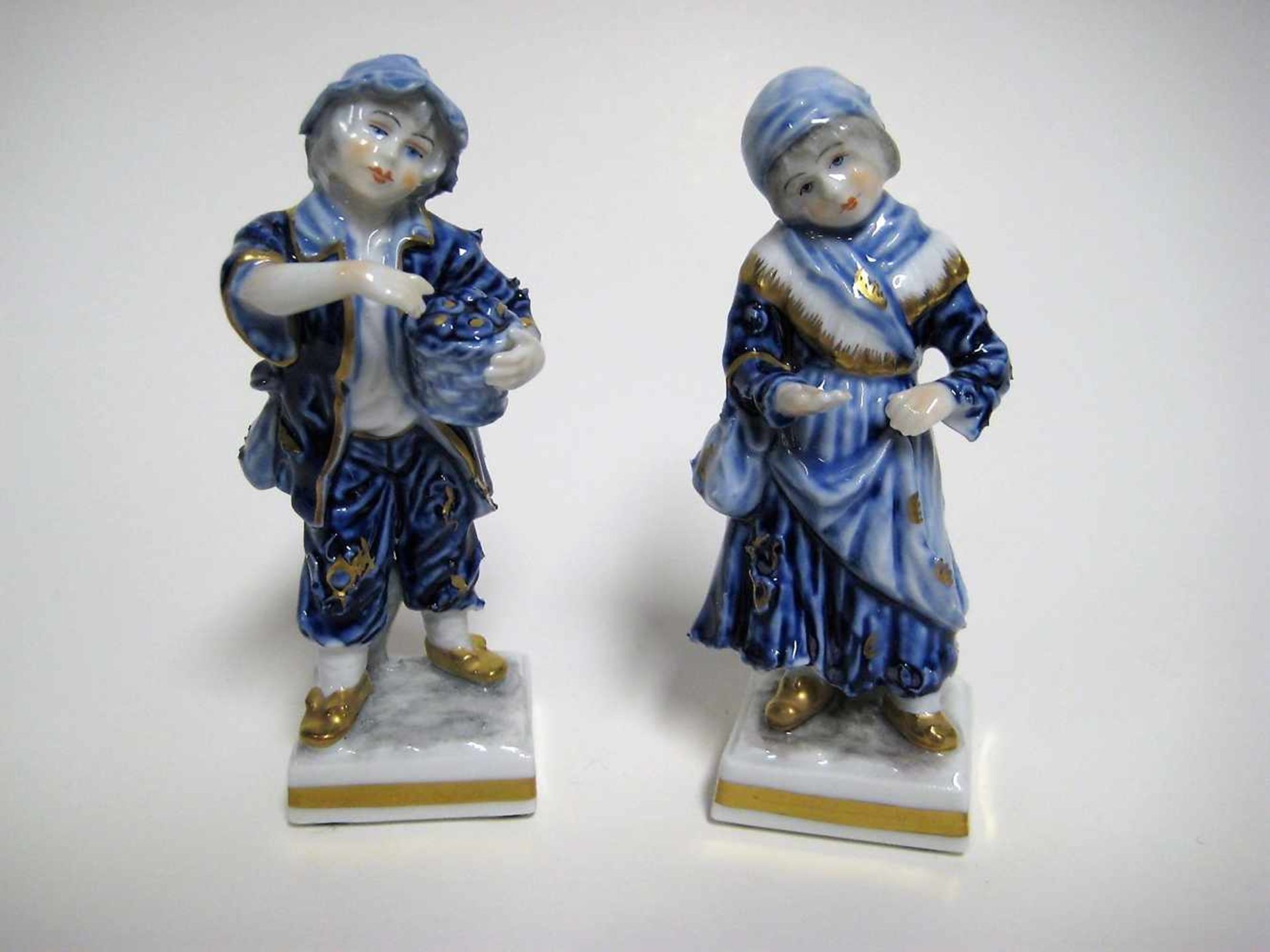 2 Porzellanfiguren, Bub und Mädchen, Volkstedt Rudolstadt, Porzellan Blau glasiert und Gold