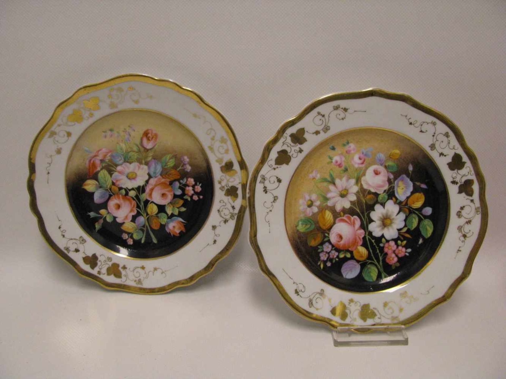 2 Teller, Biedermeier, 19. Jahrhundert, Porzellan mit polychromer Blütenmalerei, Golddekor,