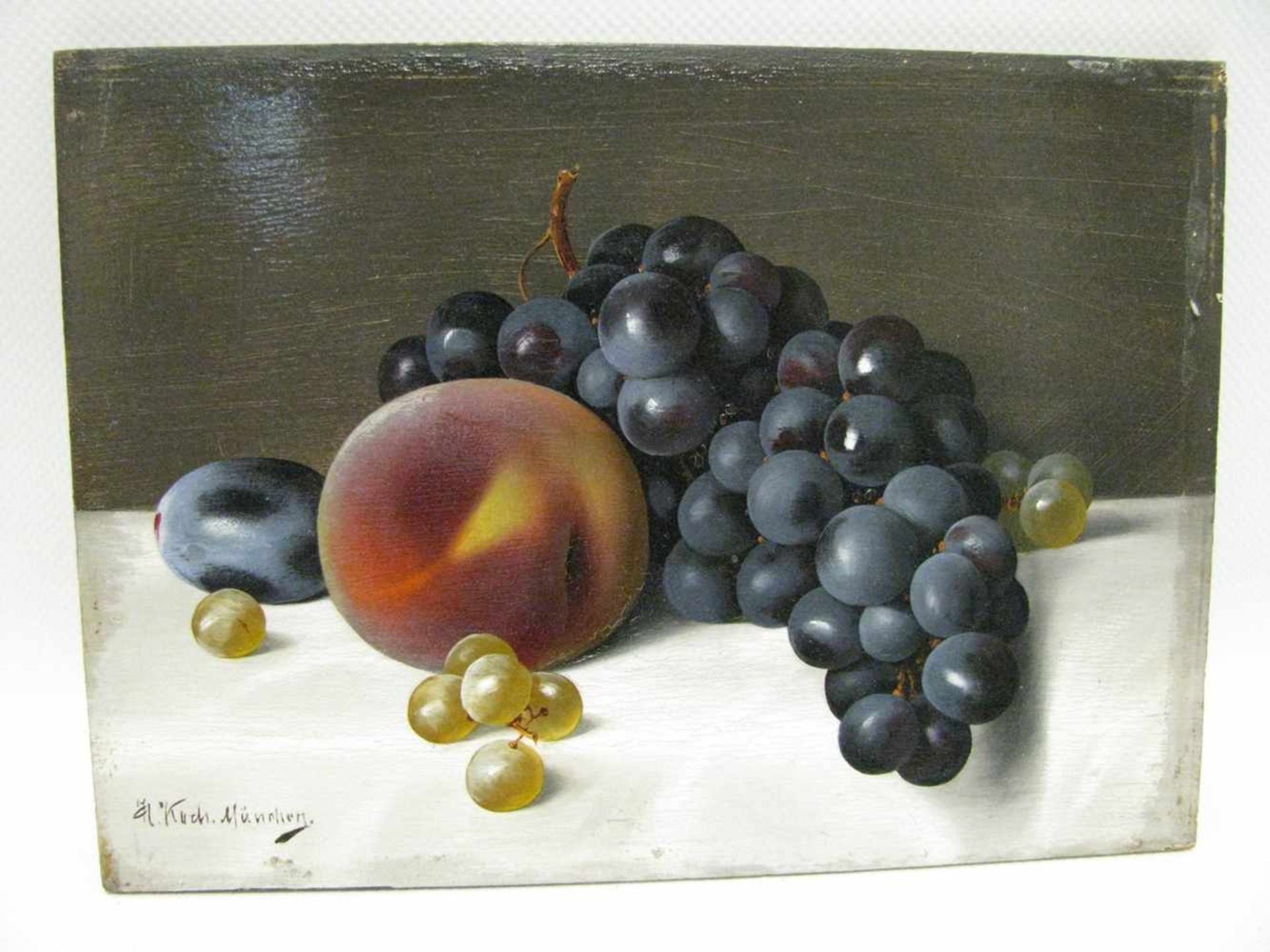 Kuch, A., Münchner Maler um 1900, "Stillleben mit Traubentross und Pfirsich", li.u.sign., Öl/Holz, - Bild 2 aus 2
