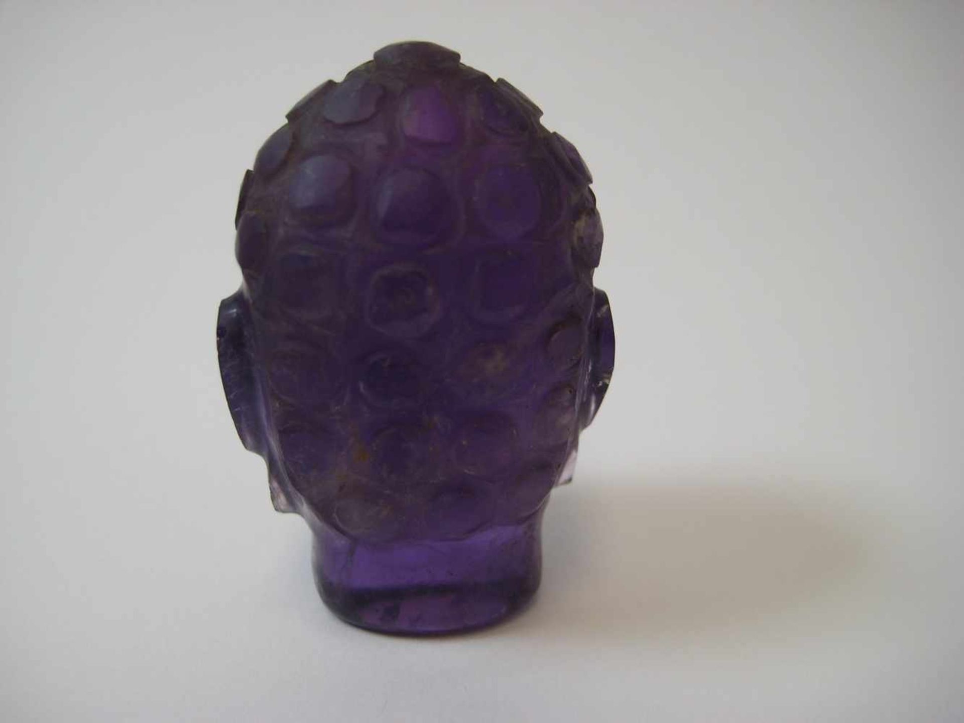 Kopf eines Buddhas, China, Amethyst beschnitzt, 5,5 x 3 x 3 cm.- - -19.00 % buyer's premium on the - Image 2 of 2