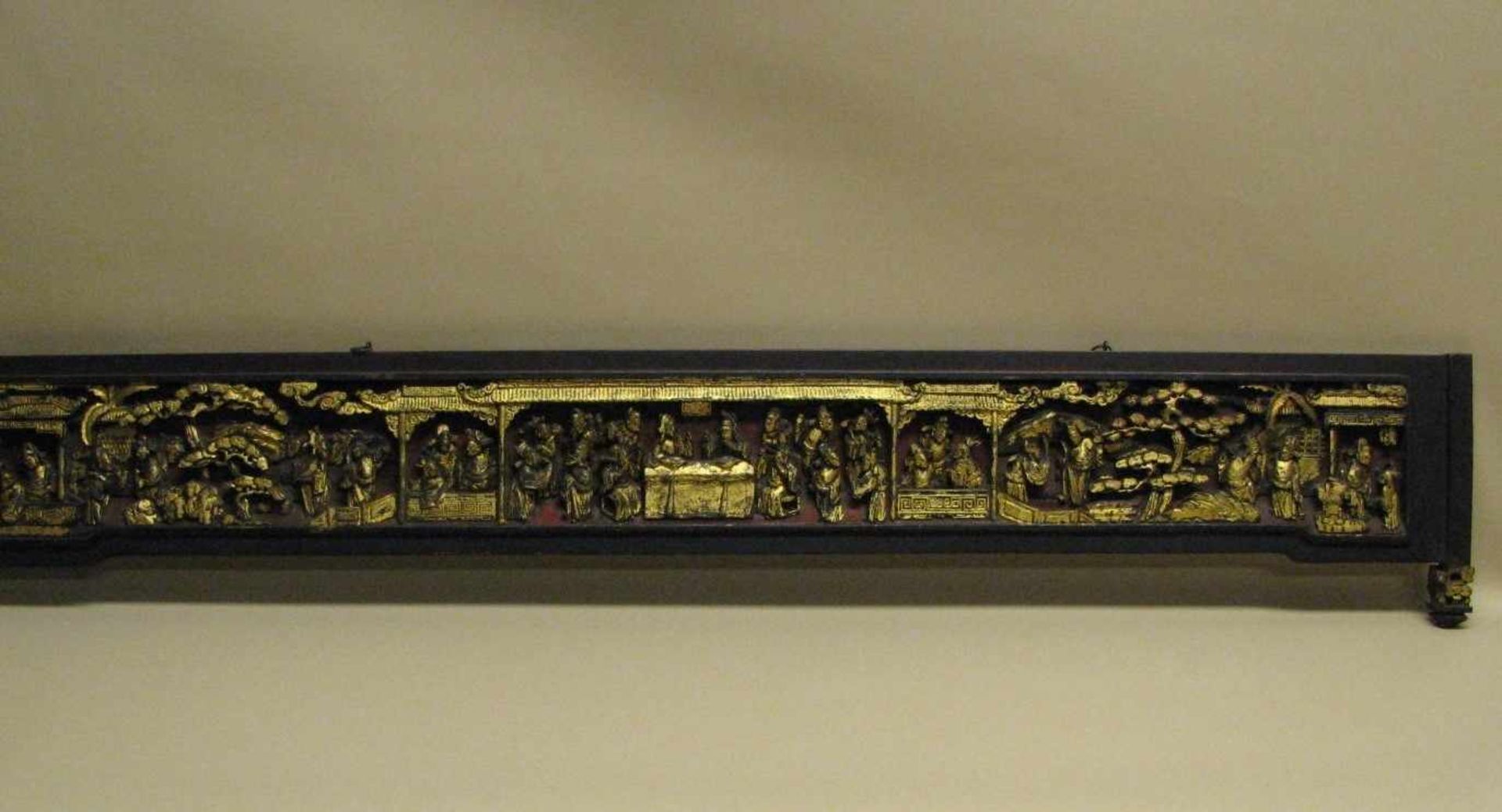 Schnitzerei, China, 19. Jahrhundert, "Höfische Szenen", Holz beschnitzt und vergoldet, 120 x 21 cm.-