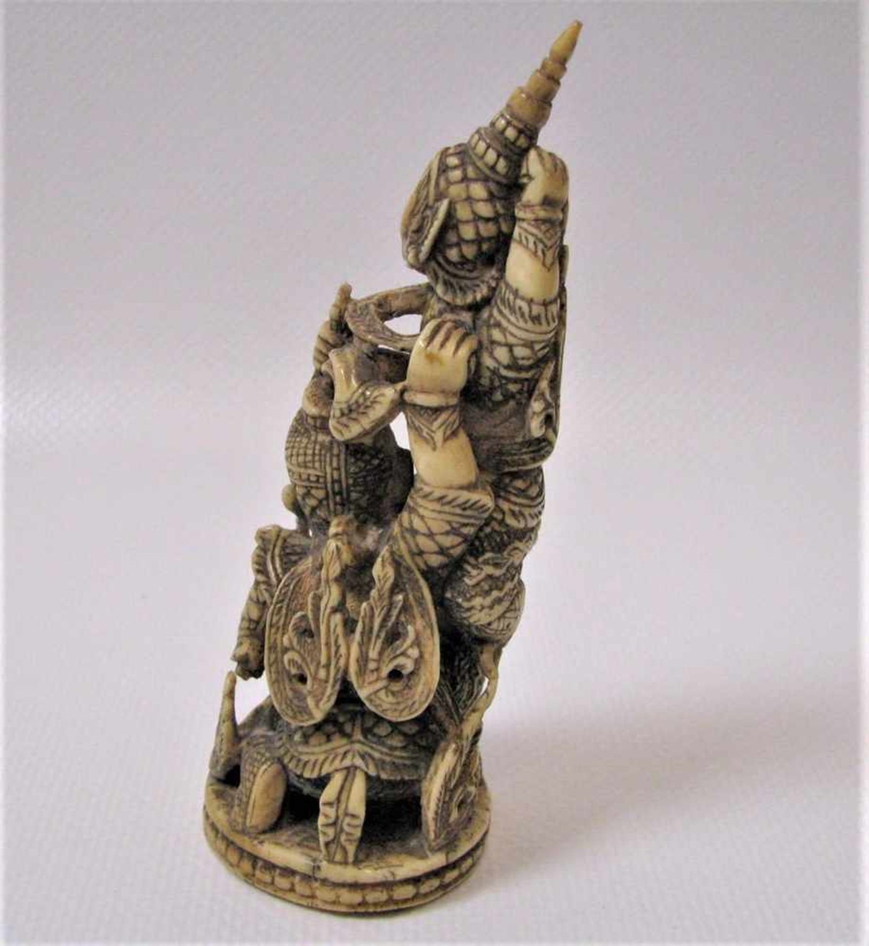 Schnitzerei, Siam, 19. Jahrhundert, Elfenbein fein beschnitzt, h 10 cm, d 4 cm.- - -19.00 % buyer' - Image 2 of 2