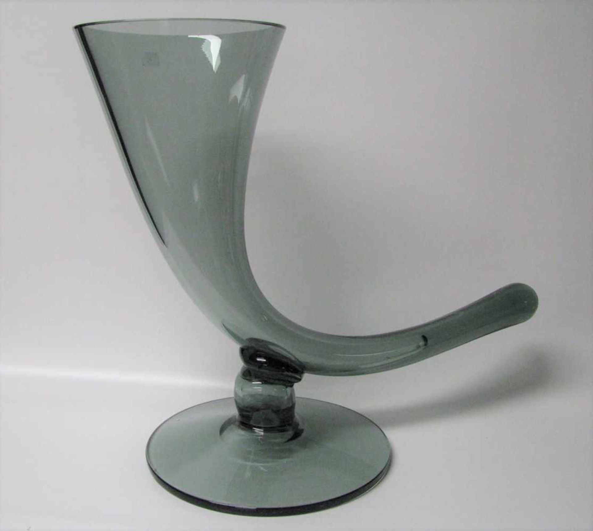 Große Vase in Form eines Füllhorns, grünlich eingefärbtes Glas, 44,5 x 50 x 27 cm.- - -19.00 %