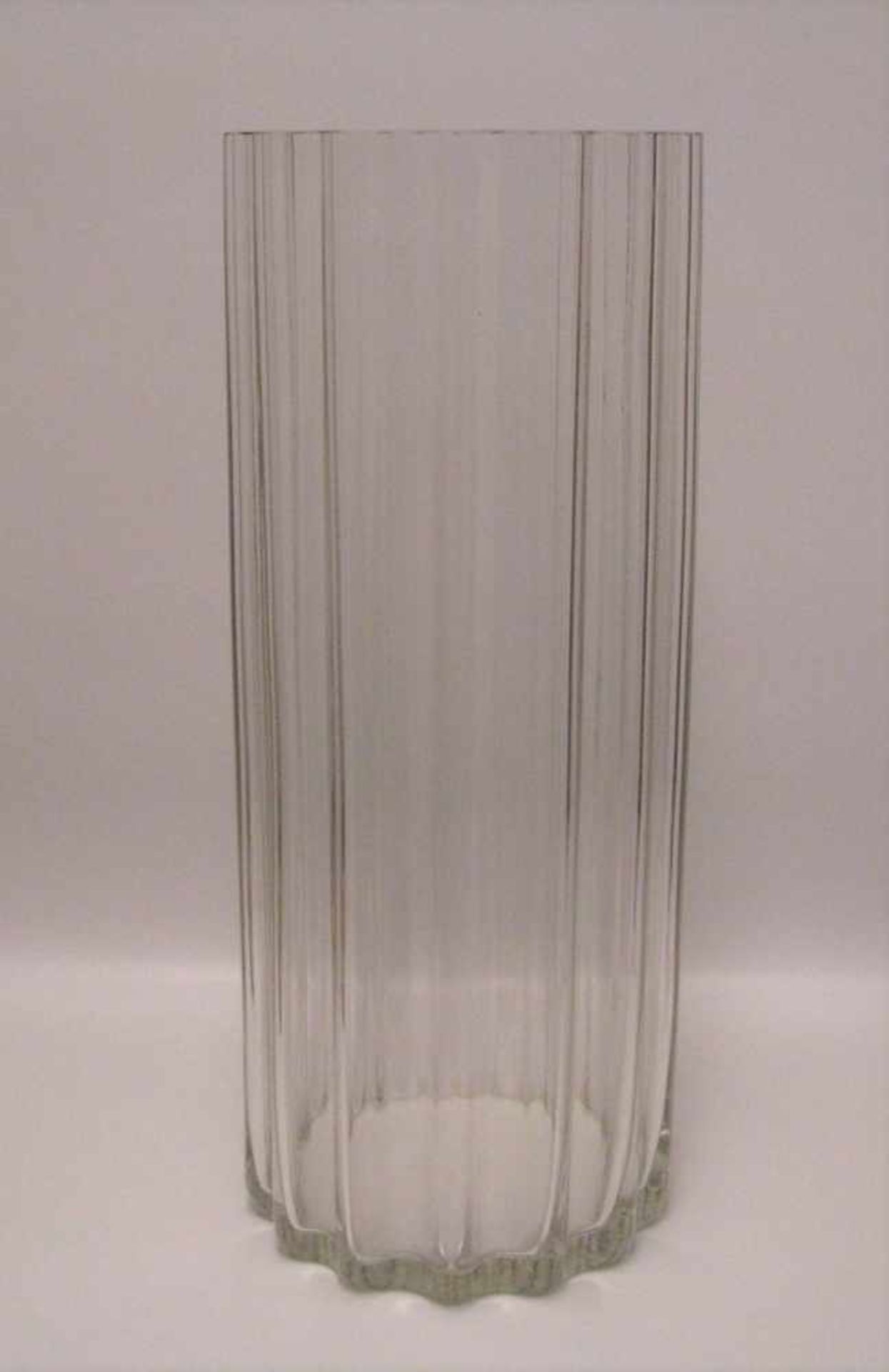 Vase, Art déco, um 1910/20, farbloses Glas mit Reliefwandung, h 40,5 cm, d 16 cm.- - -19.00 %