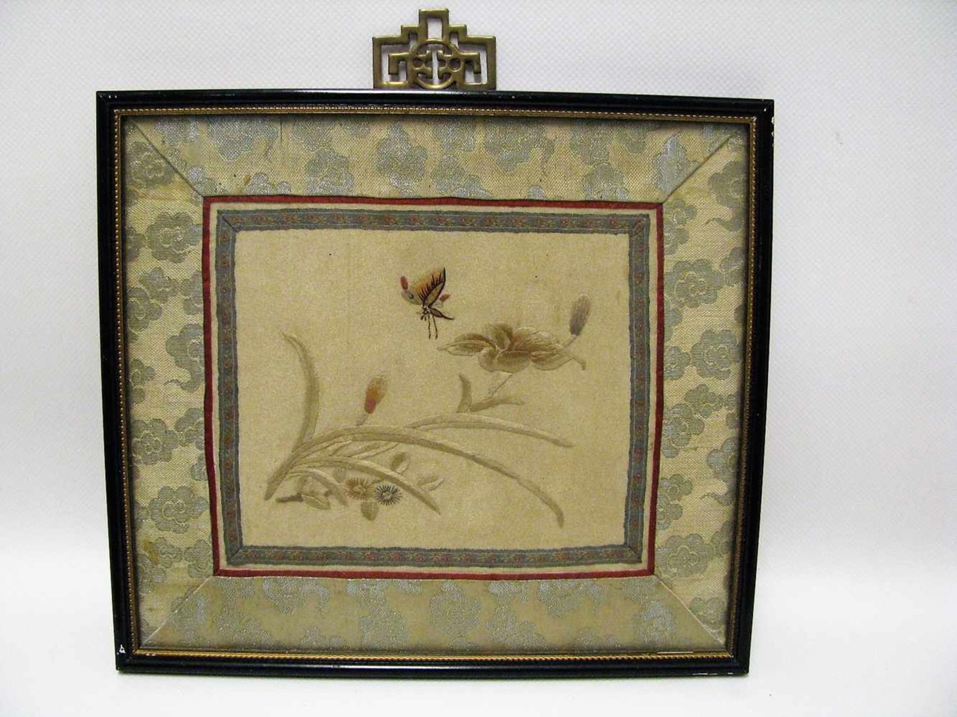 2 Seiden-Stickereien, China, Motive von Blüten und Schmetterlingen, 1. Hälfte 20. Jahrhundert, 15, - Image 2 of 2
