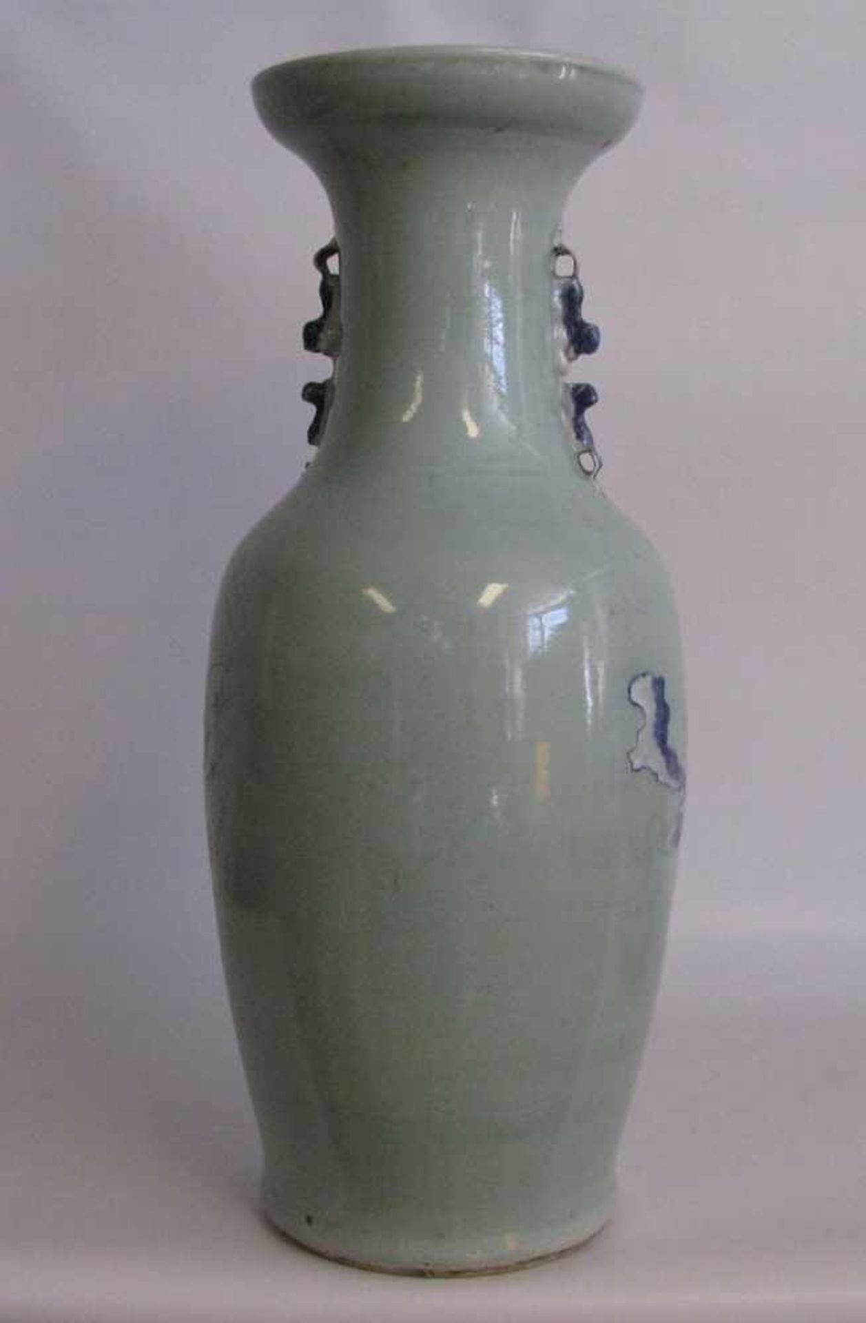 Vase, China, 19. Jahrhundert, Weißporzellan mit blauer Bemalung, h 61 cm, d 26 cm.- - -19.00 % - Image 2 of 3