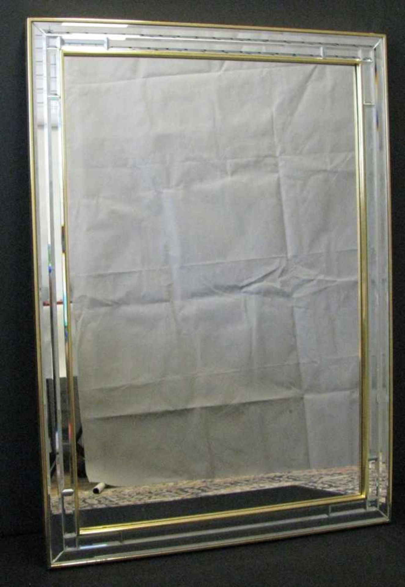 Spiegel mit facettiertem Glas, 1970er Jahre, vergoldet, 95,5 x 68 cm.- - -19.00 % buyer's premium on