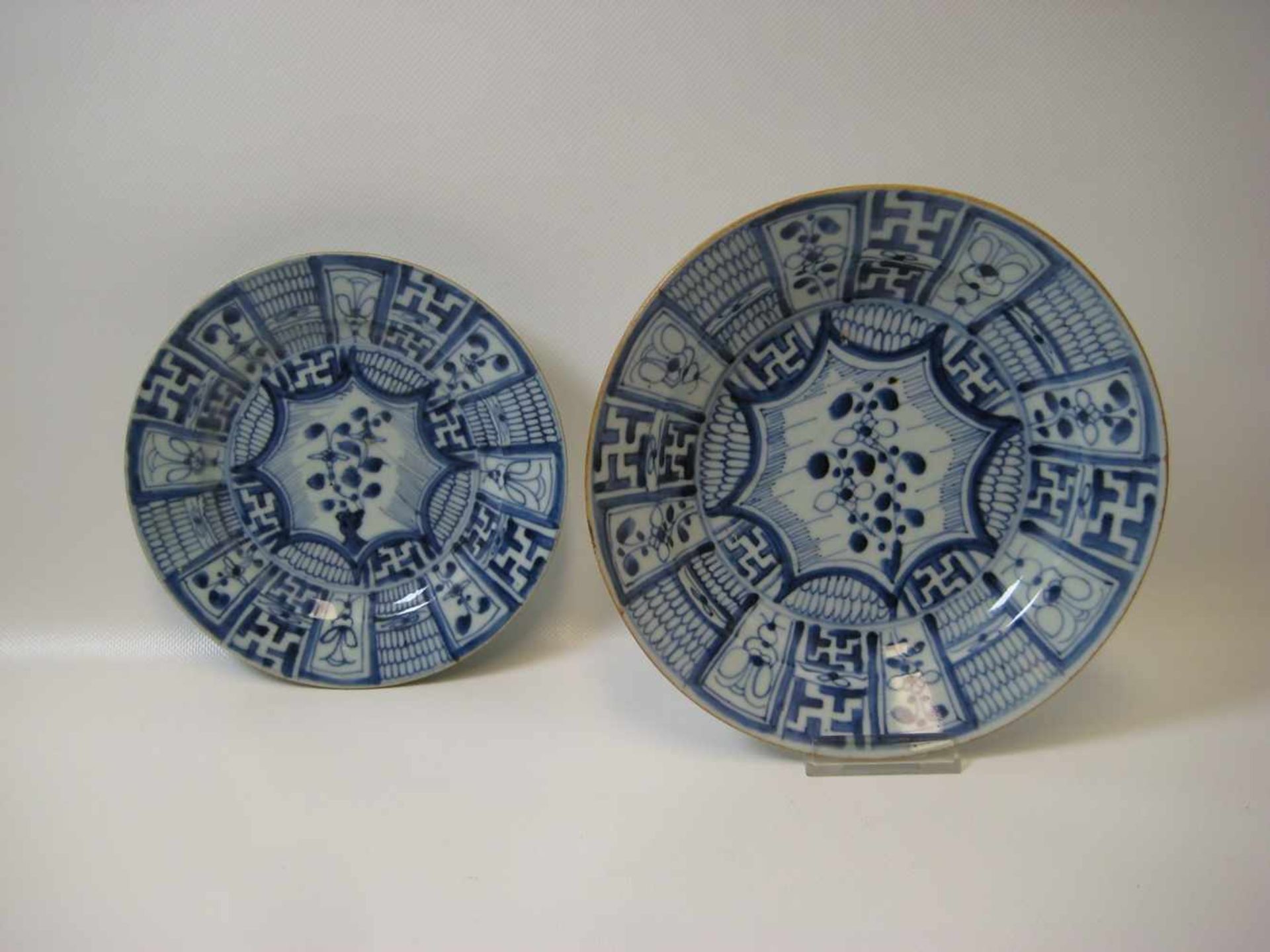 2 antike Teller, Japan, Porzellan mit blauer Bemalung, Bodensignatur, d 19/21,5 cm. - - -19.00 %