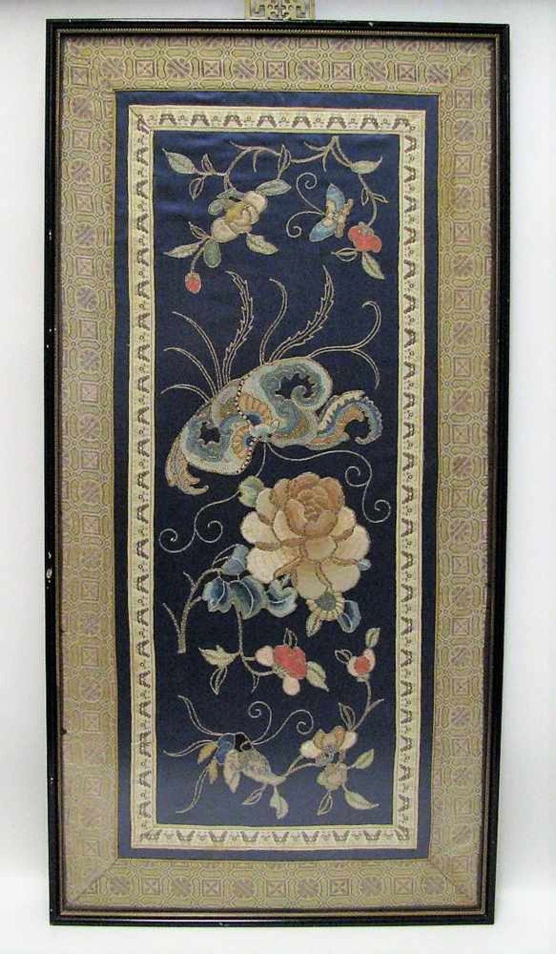 Seidenstickerei, China, 19. Jahrhundert, 54 x 22 cm, R.- - -19.00 % buyer's premium on the hammer