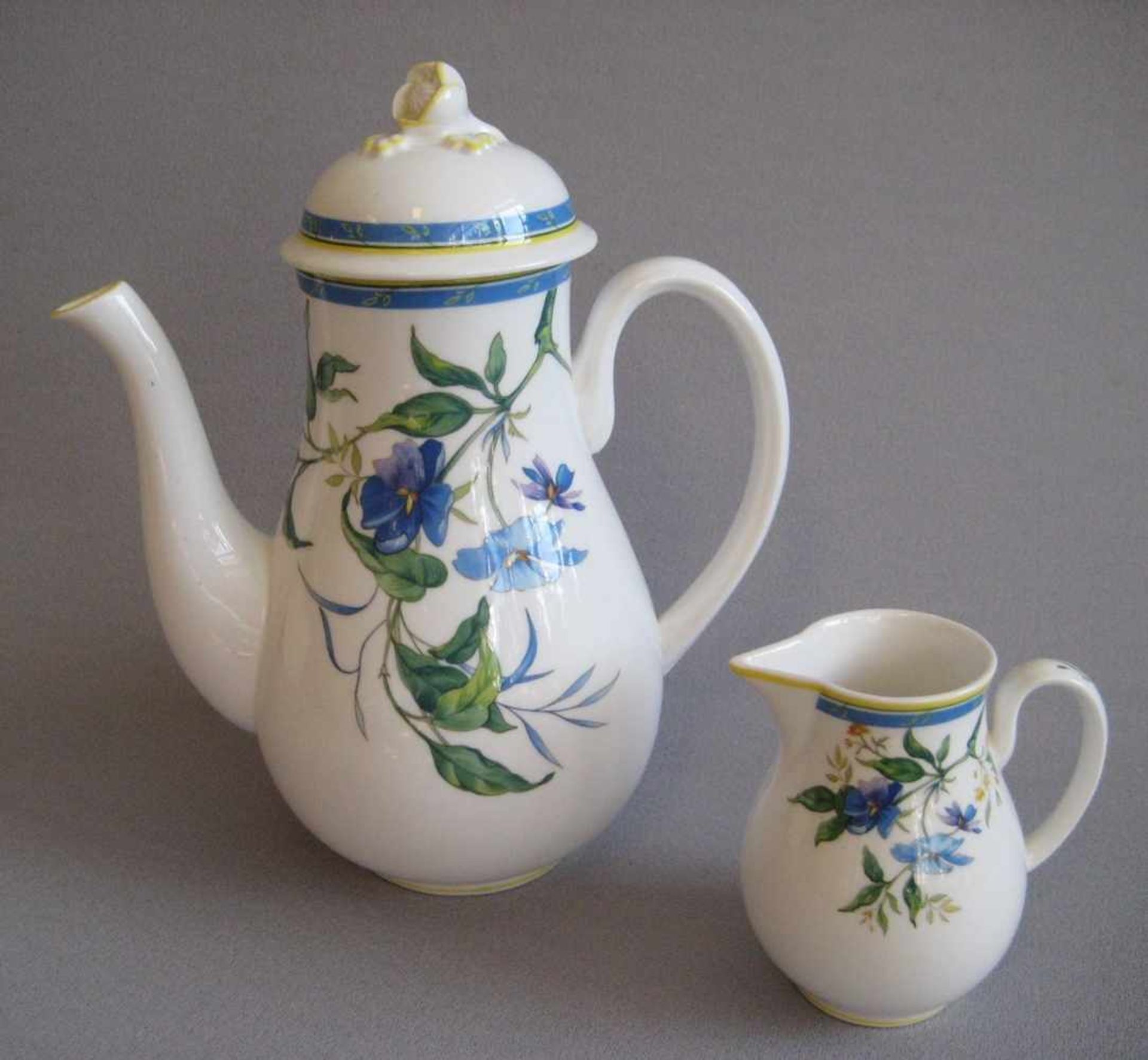 Teekanne und Sahnegießer, Royal Worchester, Modell Pastorale, Porzellan mit polychromem Blütendekor,