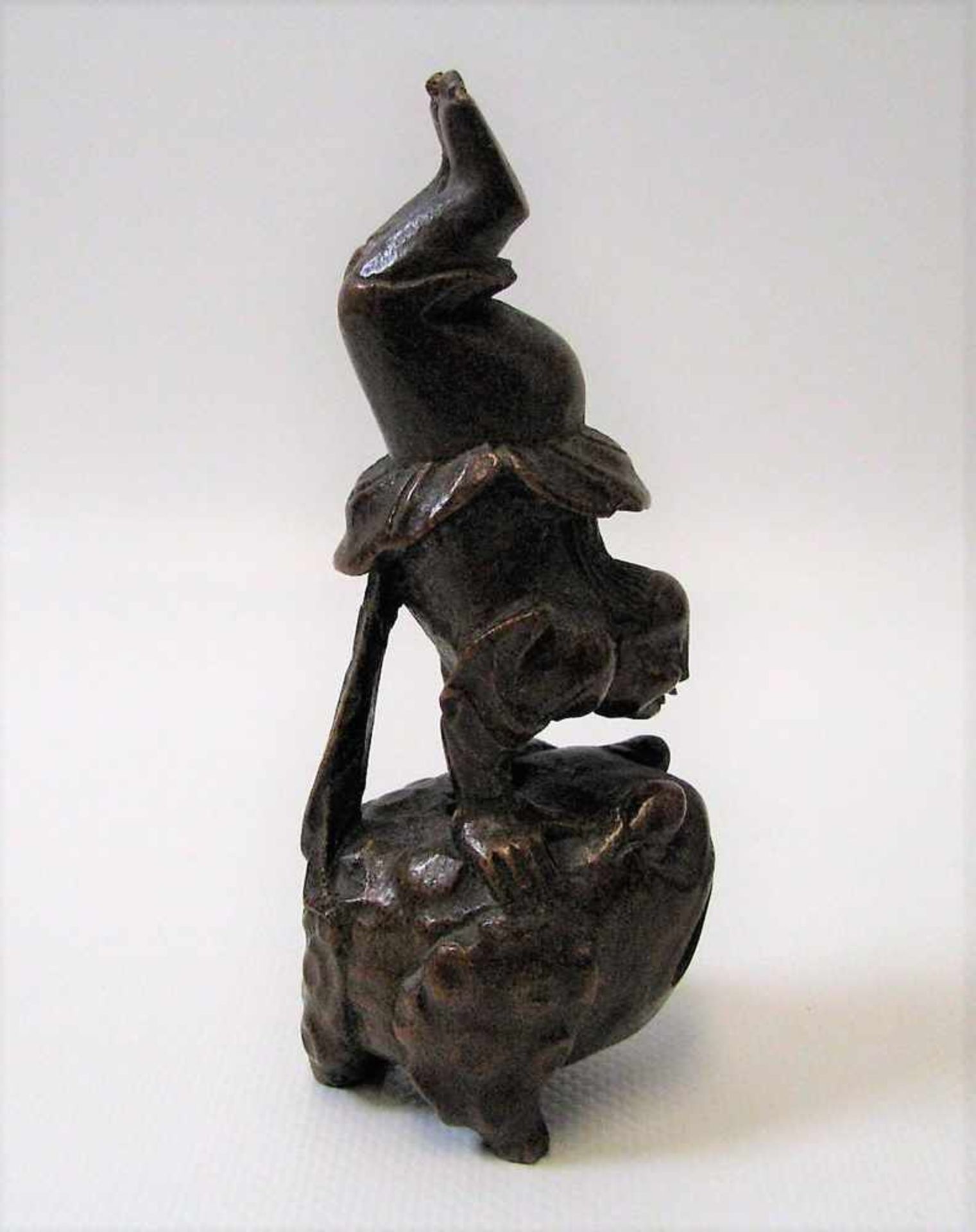 Schnitzerei, Mann auf Frosch, China/Japan, wohl Kalebasse beschnitzt, 1 Füßchen rest. und 2 - Image 2 of 2