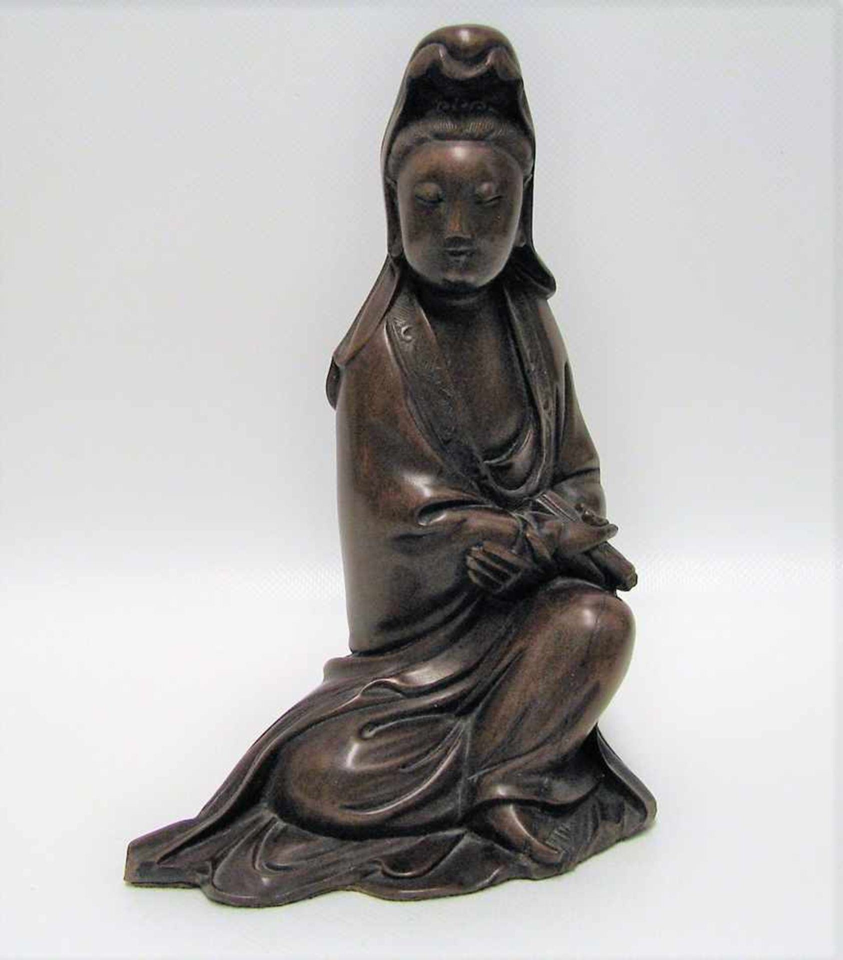 Sitzende Guanyin, Japan, um 1900, Edelholz fein beschnitzt, 19 x 13,5 x 8 cm.- - -19.00 % buyer's
