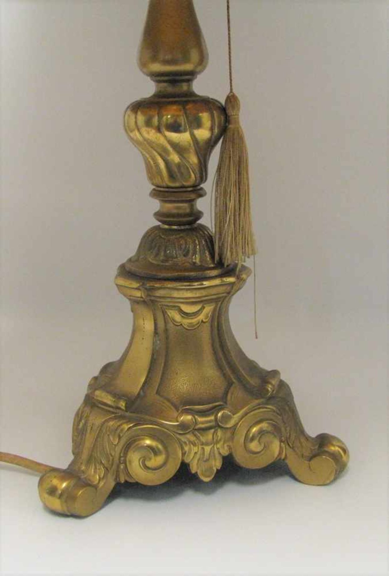 Tischlampe, Barockstil, Bronze, h 68 cm, d 19 cm.- - -19.00 % buyer's premium on the hammer - Bild 2 aus 2
