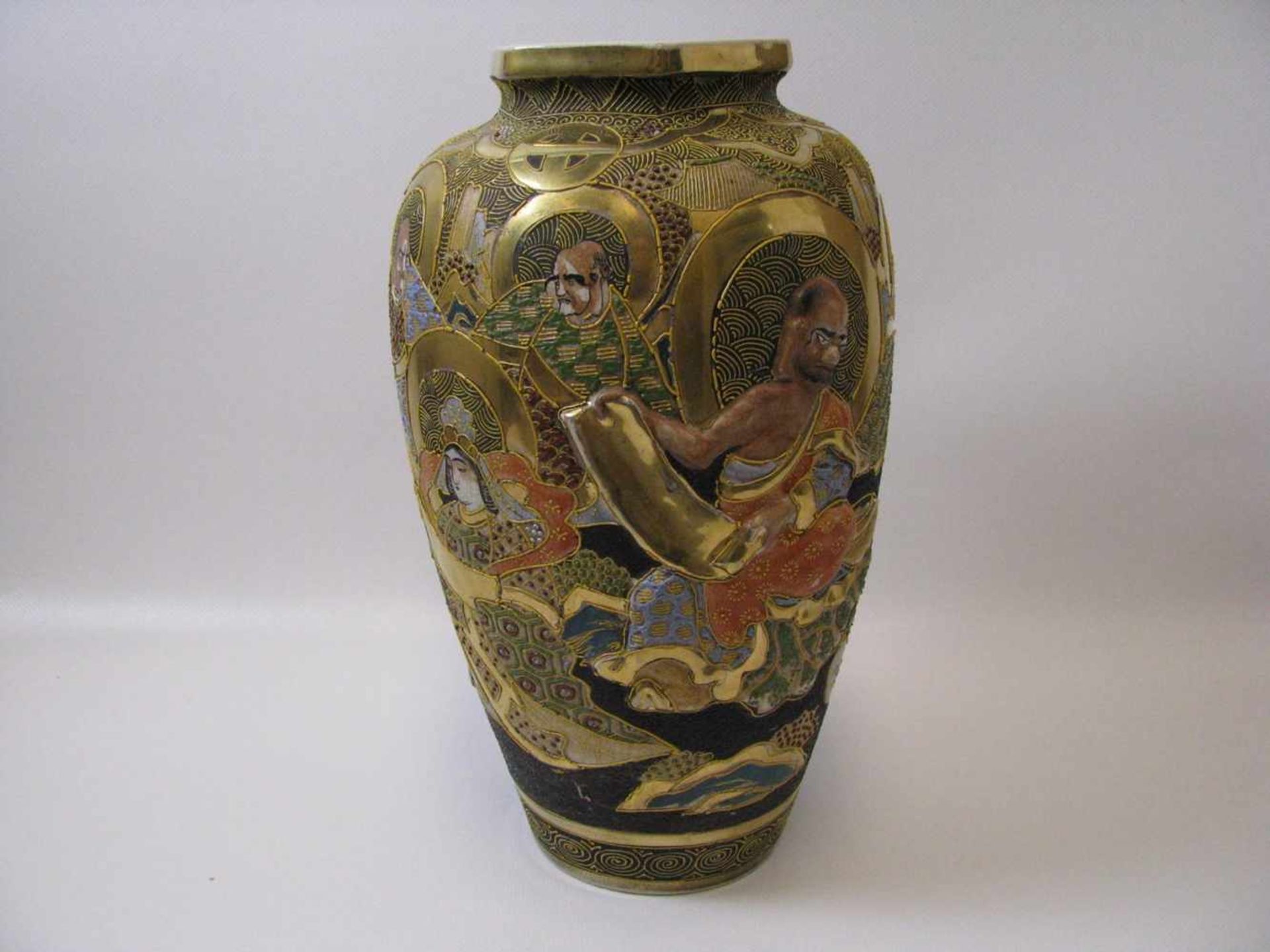 Vase, Japan, Satzuma, 1. Hälfte 20. Jahrhundert, Reliefporzellan mit polychromer und Goldbemalung, h - Image 2 of 2