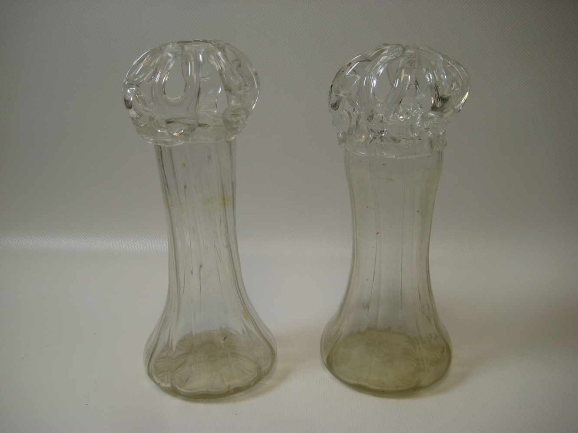 2 antike Vasen, 18./19. Jahrhundert, farbloses Glas, h 20,5 cm, d 8,5 cm.- - -19.00 % buyer's