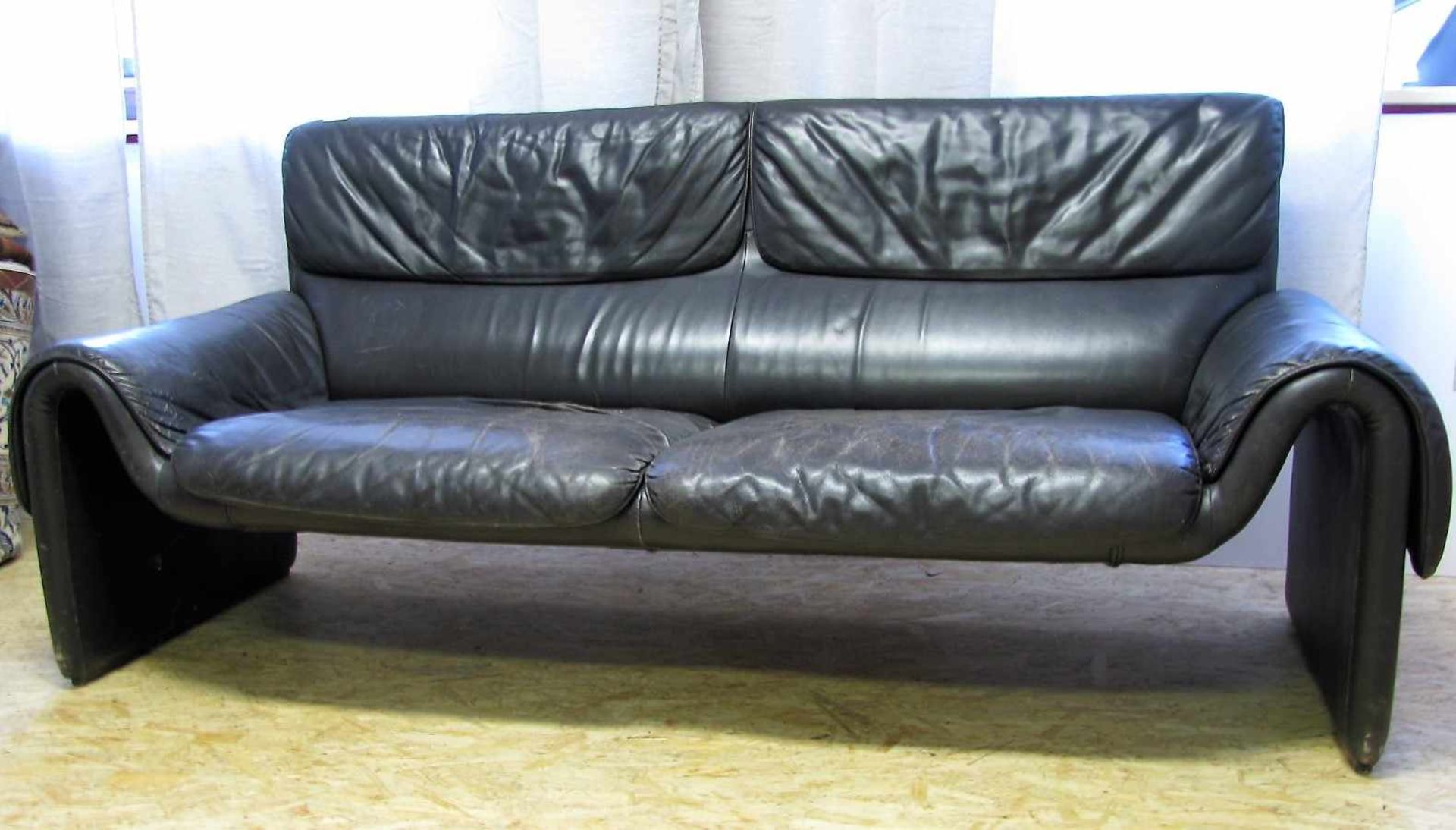 Designer-Sofa, De Sede, Modell DS 2011, Zweisitzer, schwarzes Leder, 81 x 190 x 80 cm.- - -19.00 % - Bild 2 aus 3