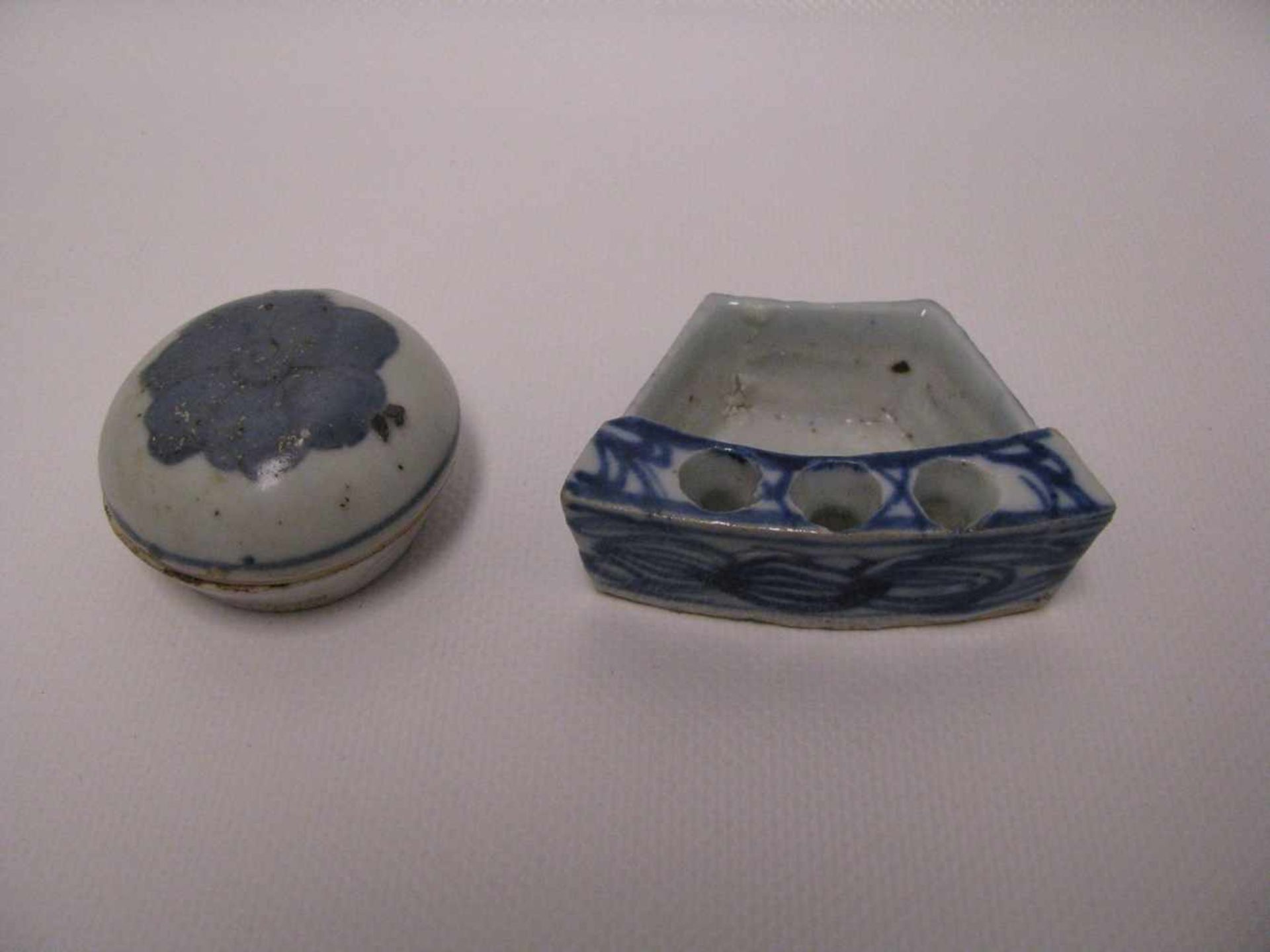 4 teiliges Konvolut chinesisches Porzellan, Aufsatzschale, Pinselhalter, Tintendose und Teller, - Image 2 of 2